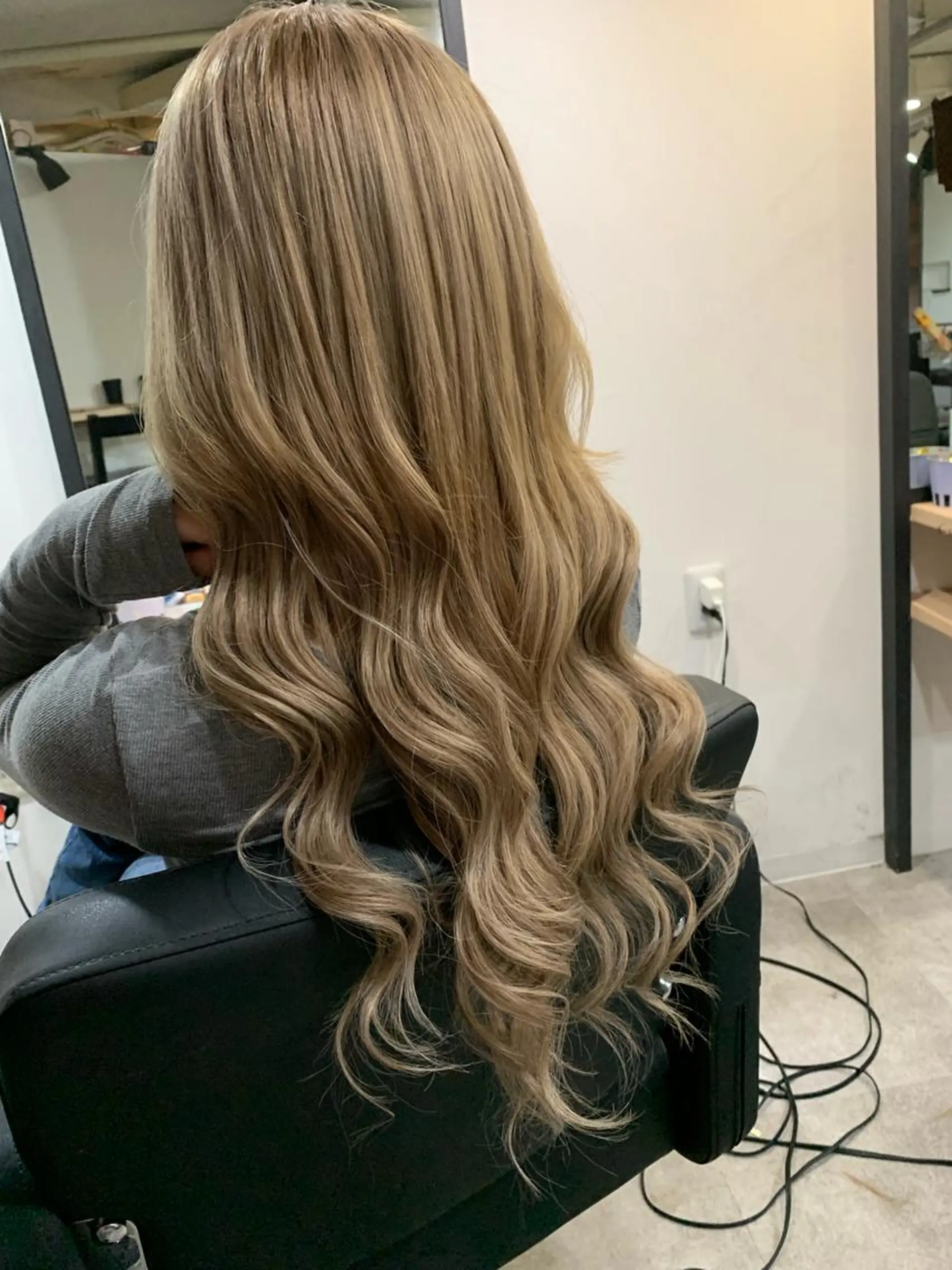 ロング カラー ヘアアレンジ ベージュカラー 黒髪 ハイトーンカラー ミルクティーベージュ カット ヘアカラー トリートメント エクステ ヘアセット レイヤー/エクステ alpha下妻のヘアスタイル