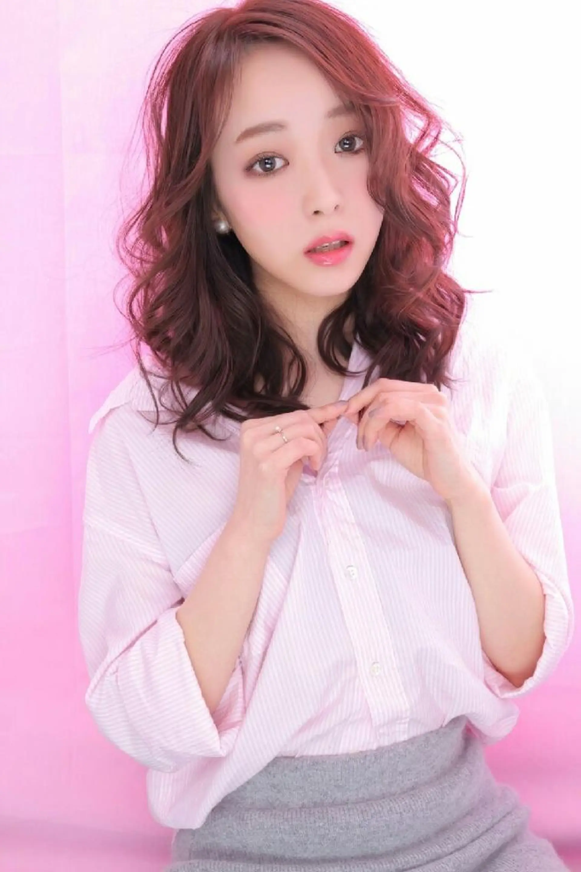 ミディアム カラー パーマ まつエク ネイル ベージュカラー 桜ネイル 春ネイル 仲西 愛鈴のヘアスタイル