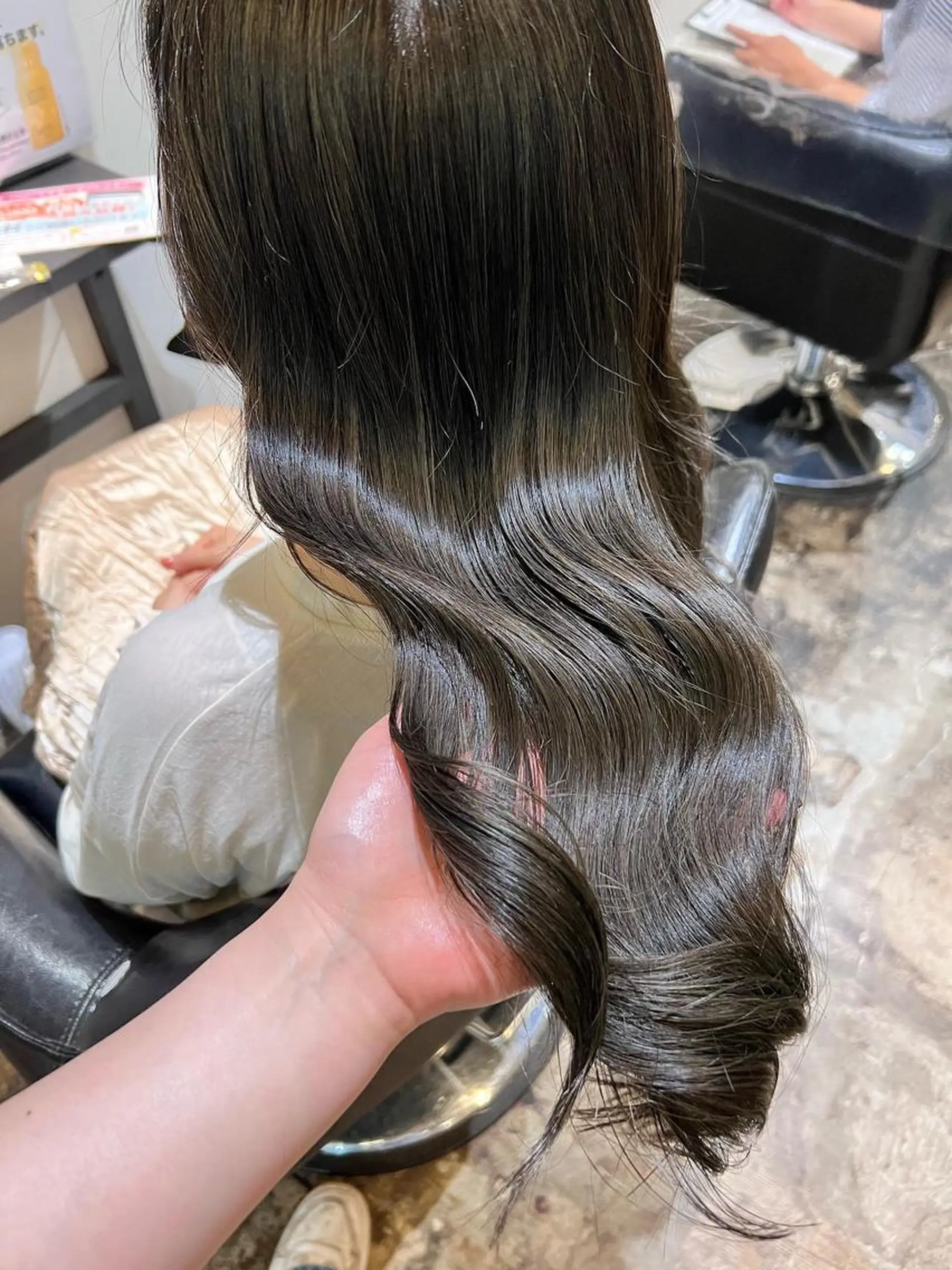 カラー Neale. ナナカのヘアスタイル