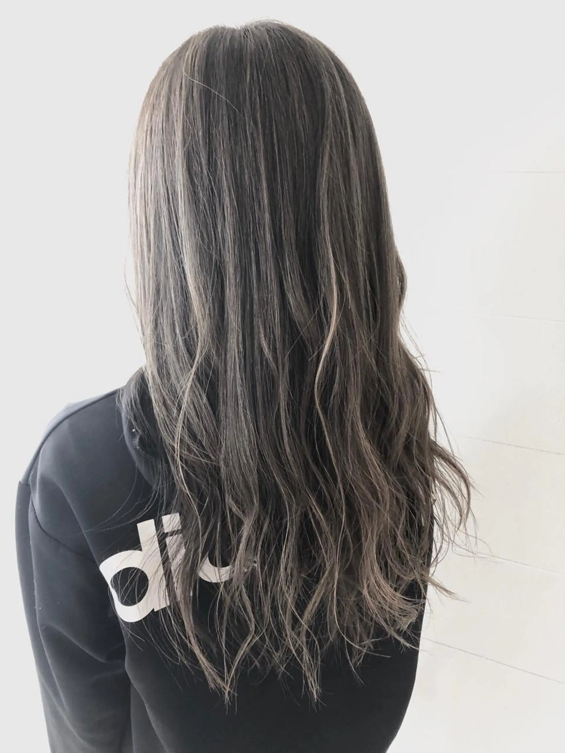 ロング カラー esse大阪茶屋町店所属・レイヤーカット 新井田陽寿のヘアスタイル