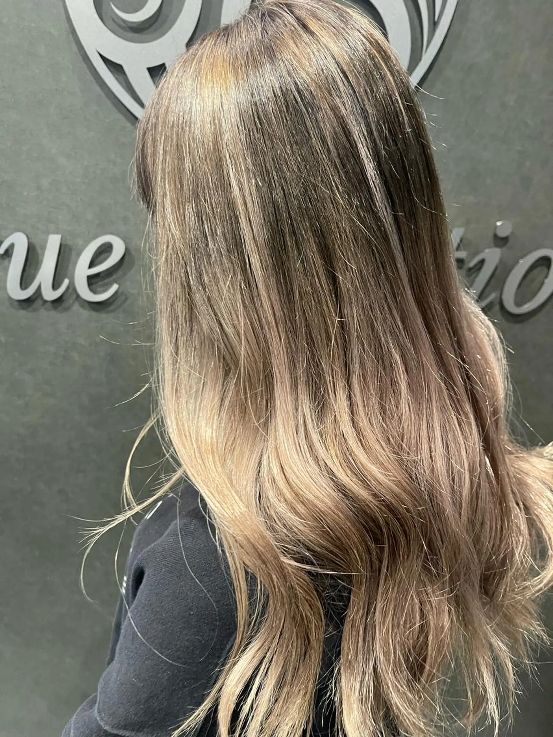 ロング ヘアカラー ハイトーン ／ レイヤー/吉田陸斗のヘアスタイル