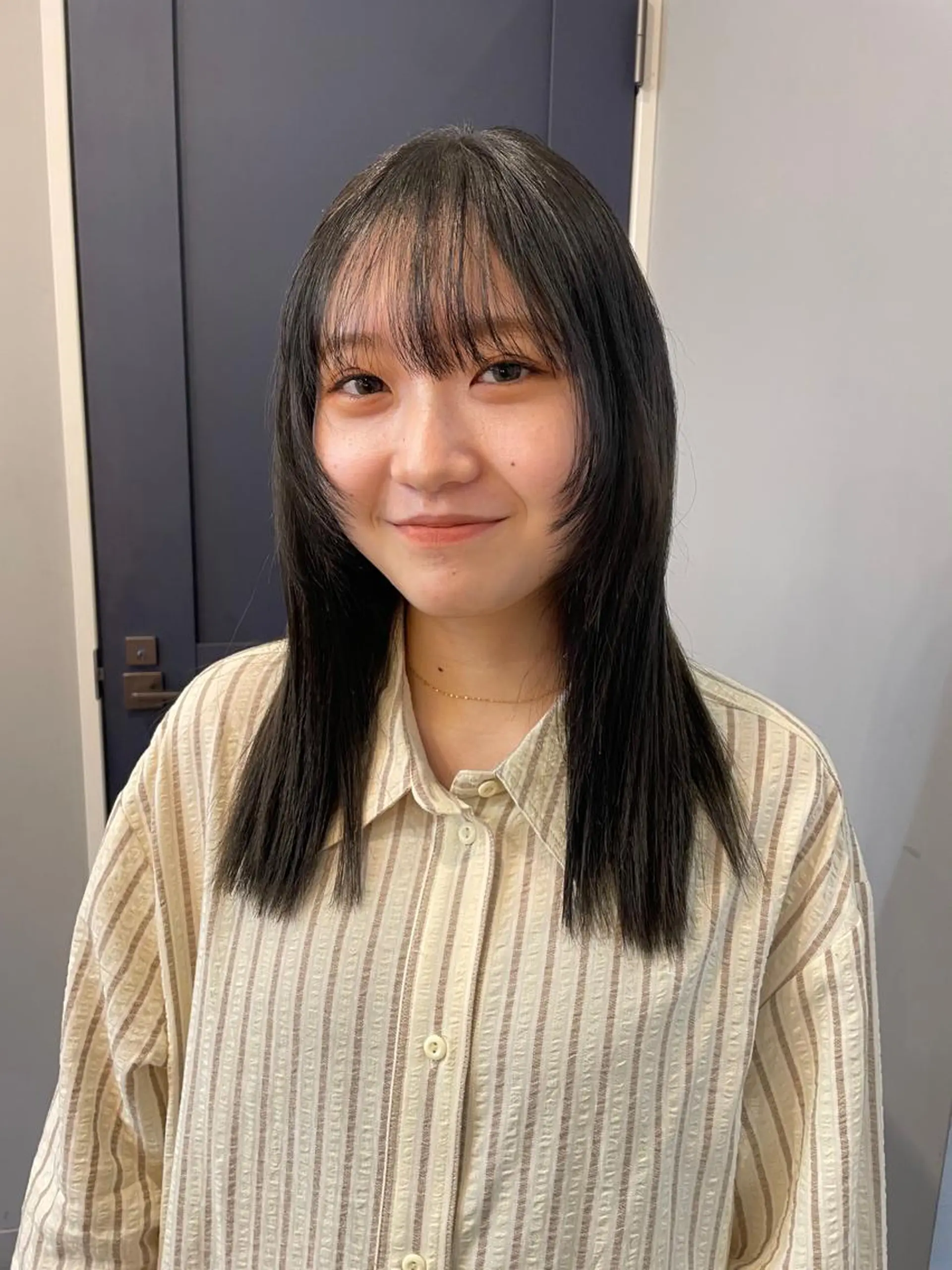 セミロング 顔まわりレイヤー レイヤーカット カット ヘアカラー 狩野 羅夢のヘアスタイル