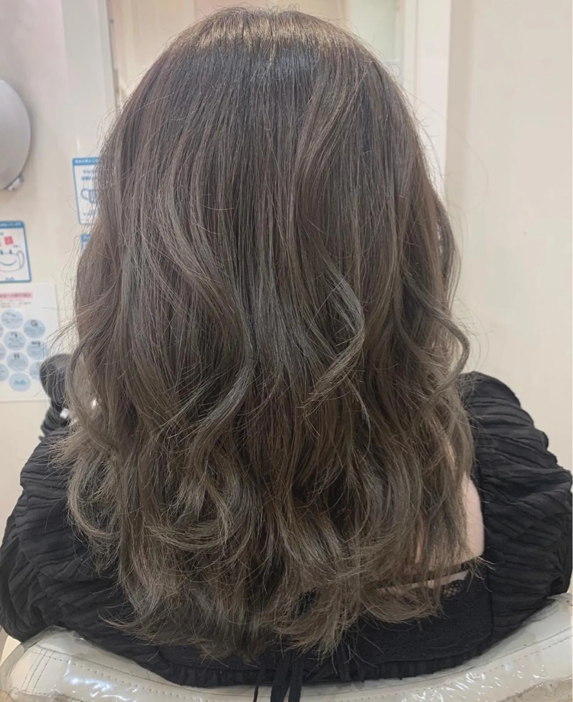 セミロング カラー 岩本 菖のヘアスタイル