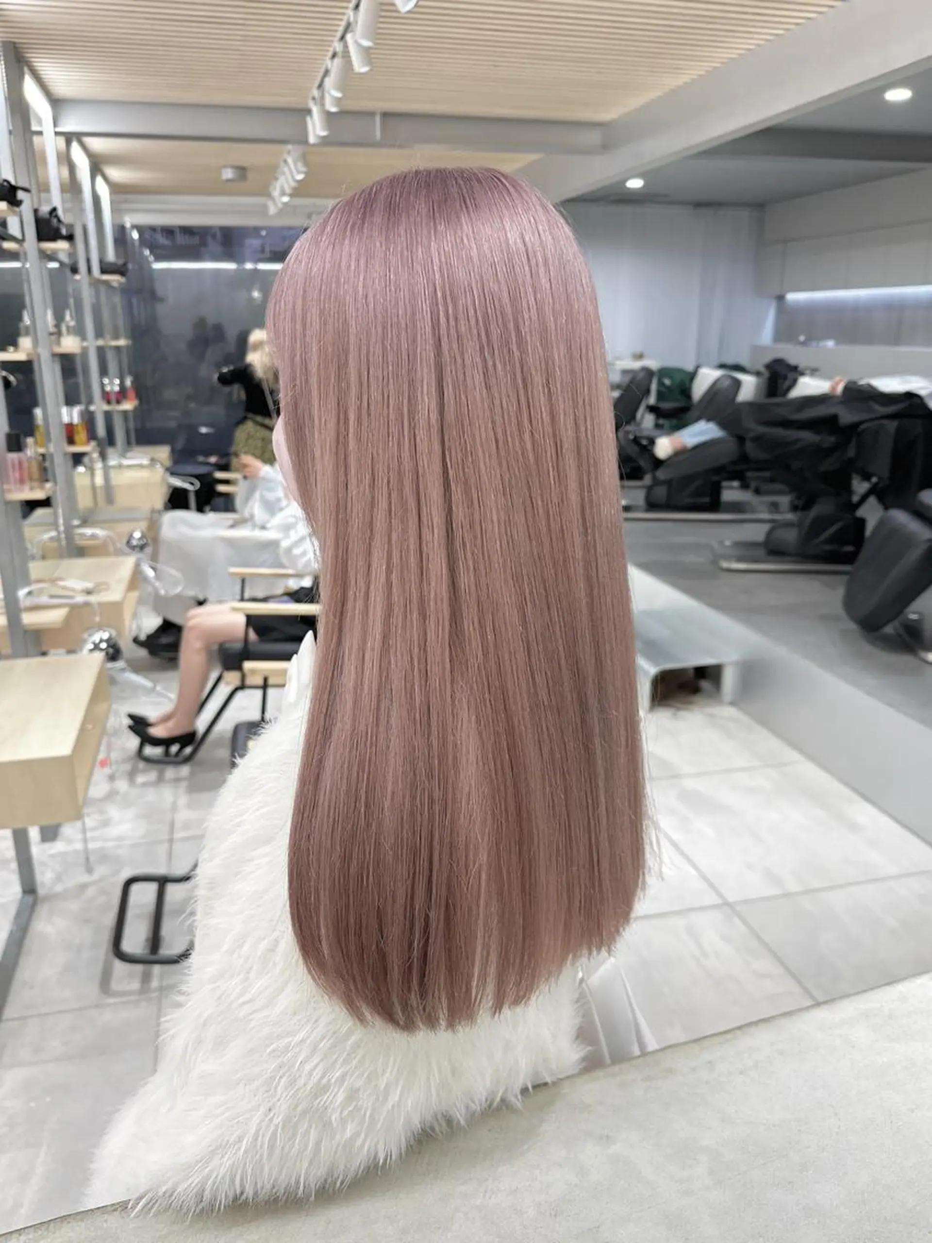 ロング カラー レイヤーカット 透明感カラーのヘアスタイル