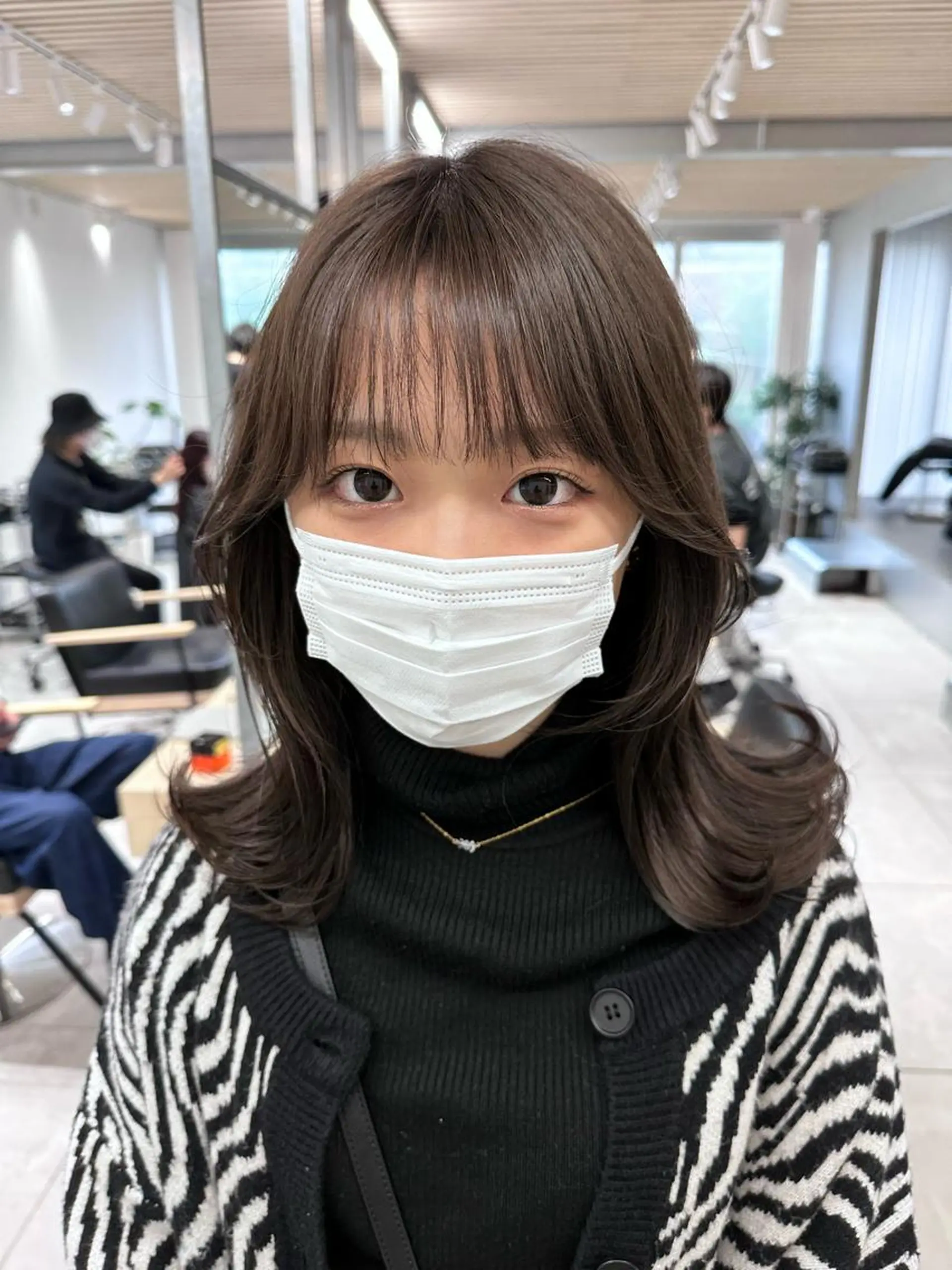 ミディアム カラー グレージュ くびれヘア レイヤーカット 透明感カラーのヘアスタイル