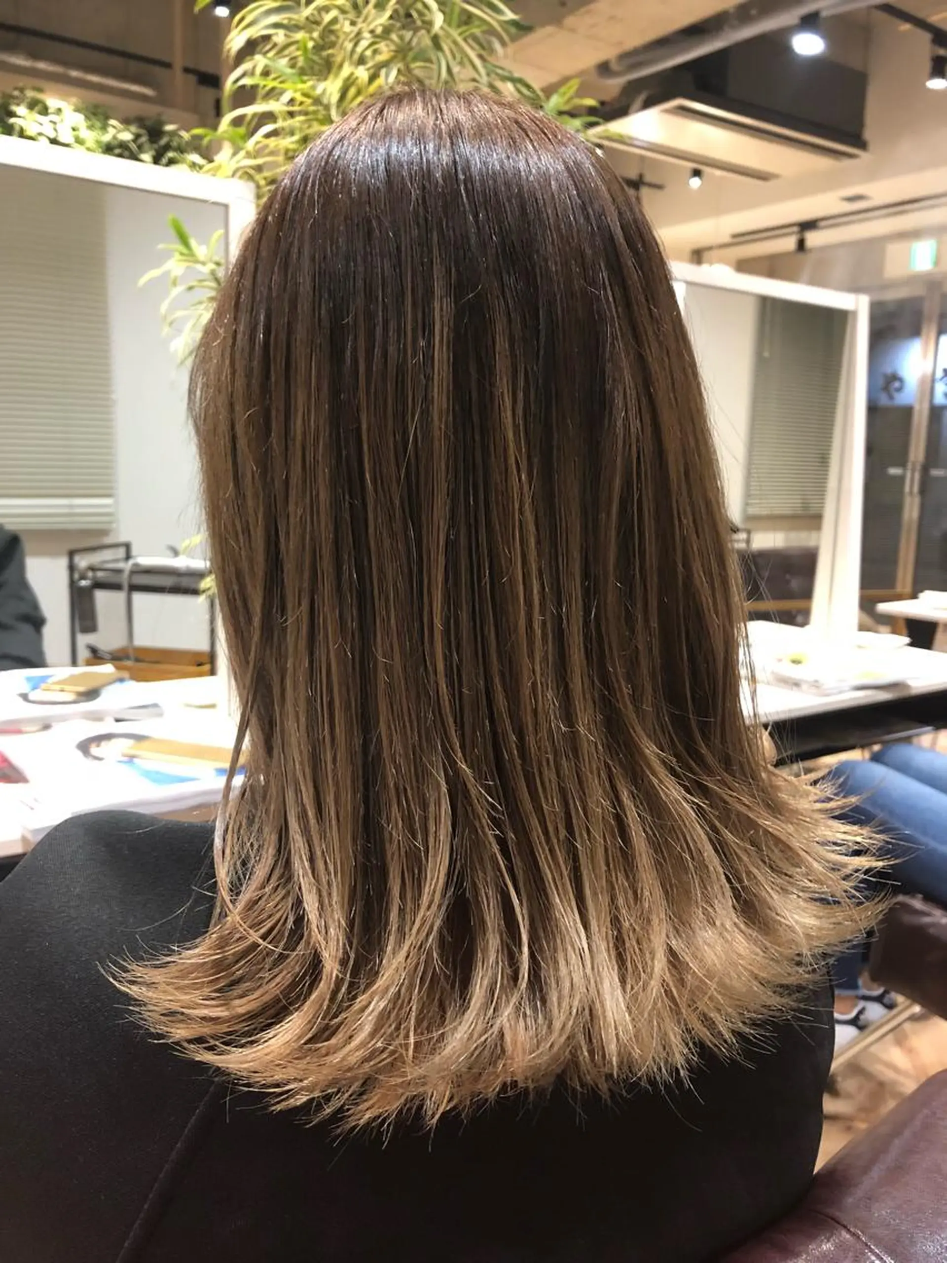 カラー 伊東 彩花のヘアスタイル