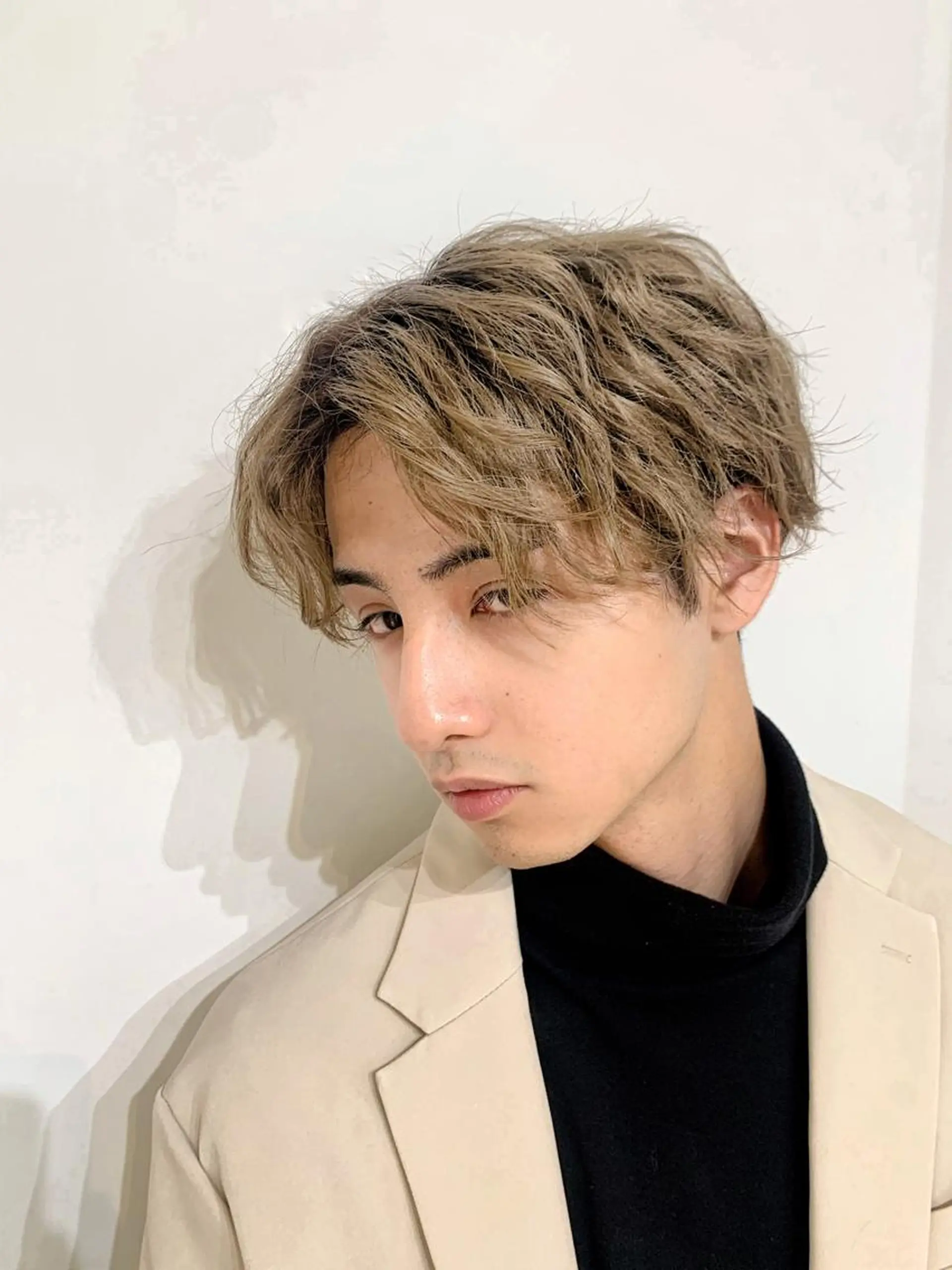 ミディアム カラー パーマ メンズ ミディアムパーマ メンズブリーチ センターパート フェードカット メンズハイライト その他 メンズStylist 山根慧のヘアスタイル