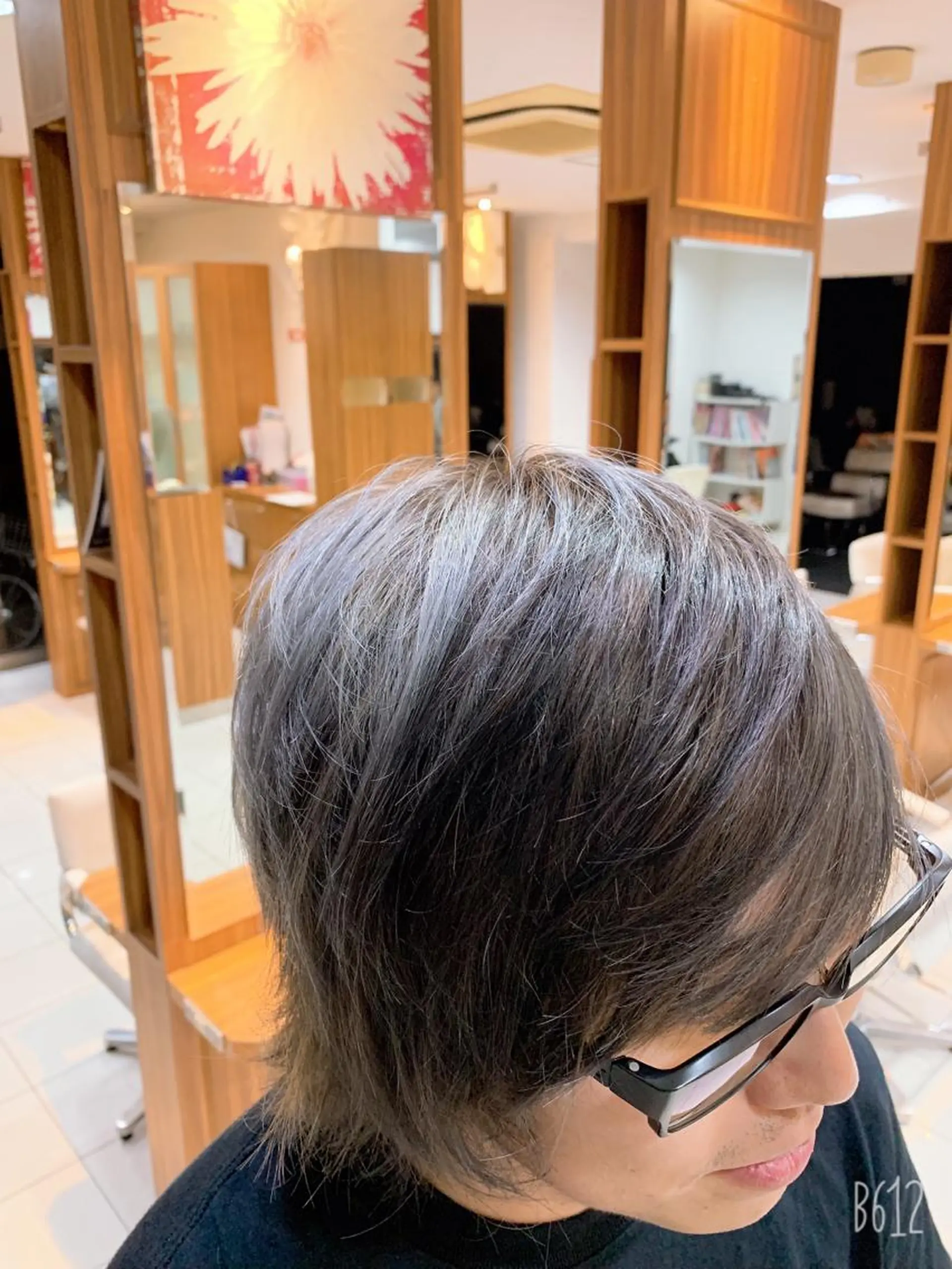 ミディアム カラー メンズ 白髪ぼかしハイライト 柳川拓哉のヘアスタイル