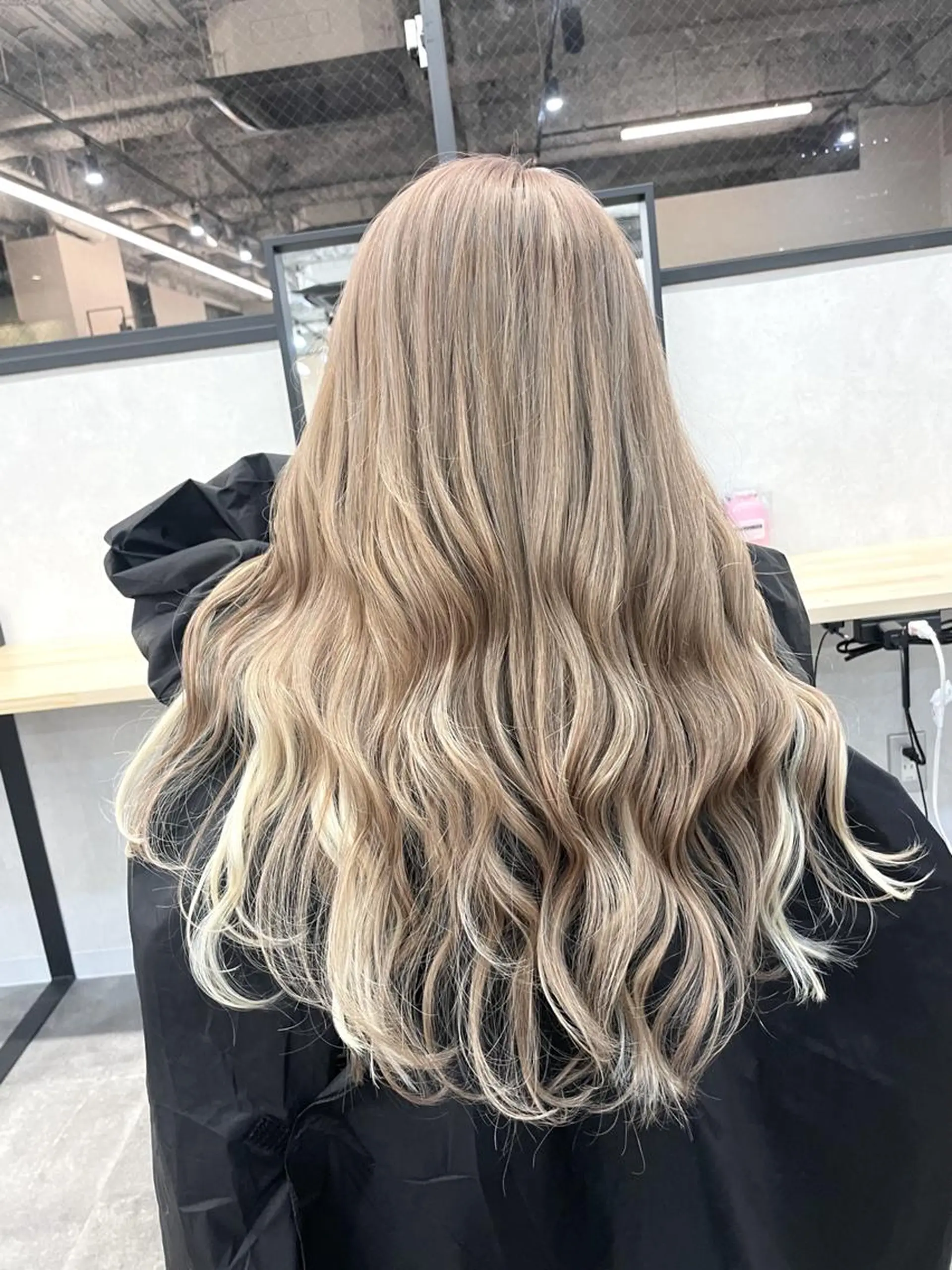 ロング ヘアアレンジ カラー ハイトーン カラーのヘアスタイル