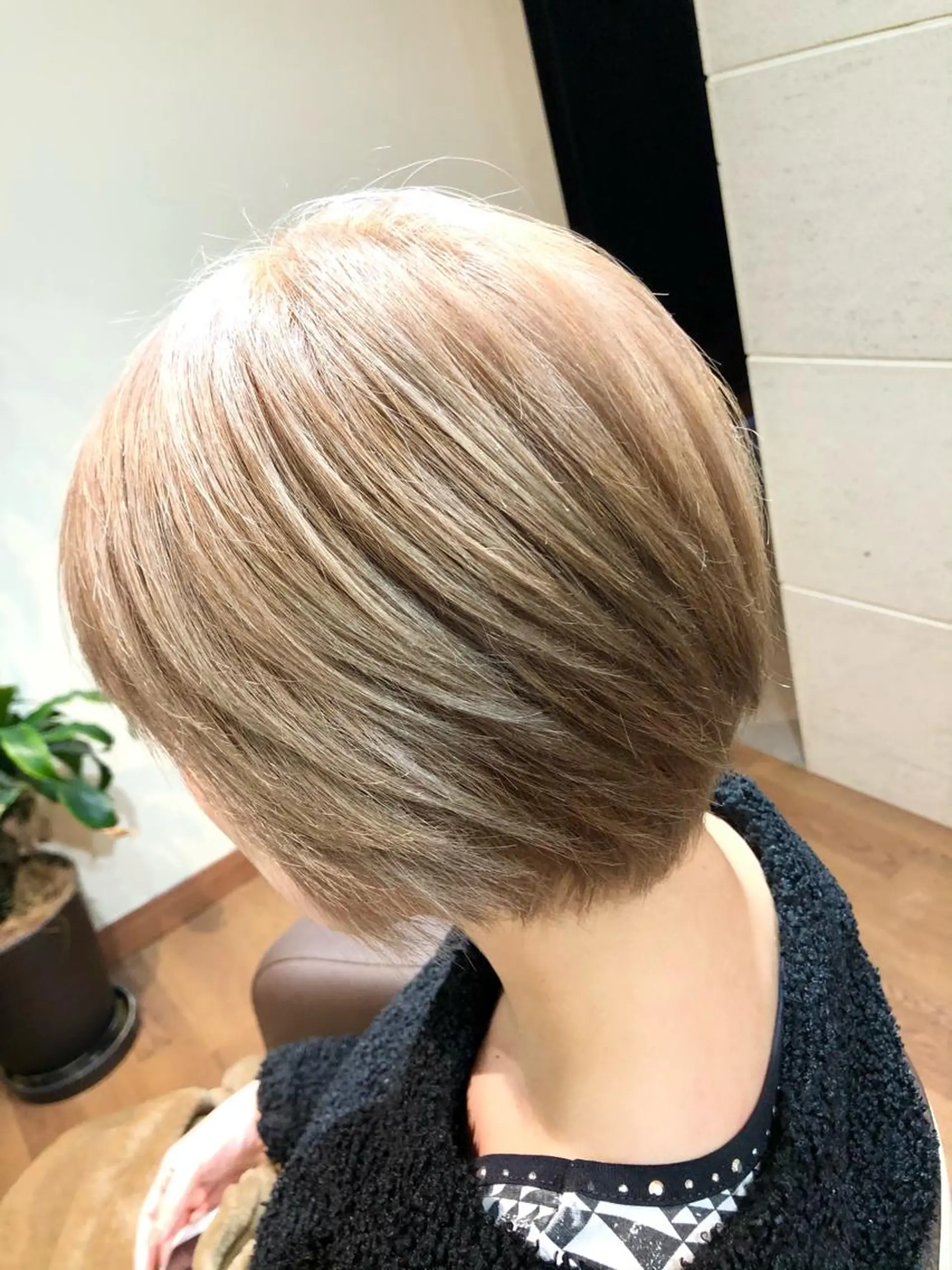 ショート カラー ベージュカラー ミルクティーベージュ ホワイトミルクティーベージュ カット ヘアカラー トリートメント 💓シールエクステ ルミエールのヘアスタイル