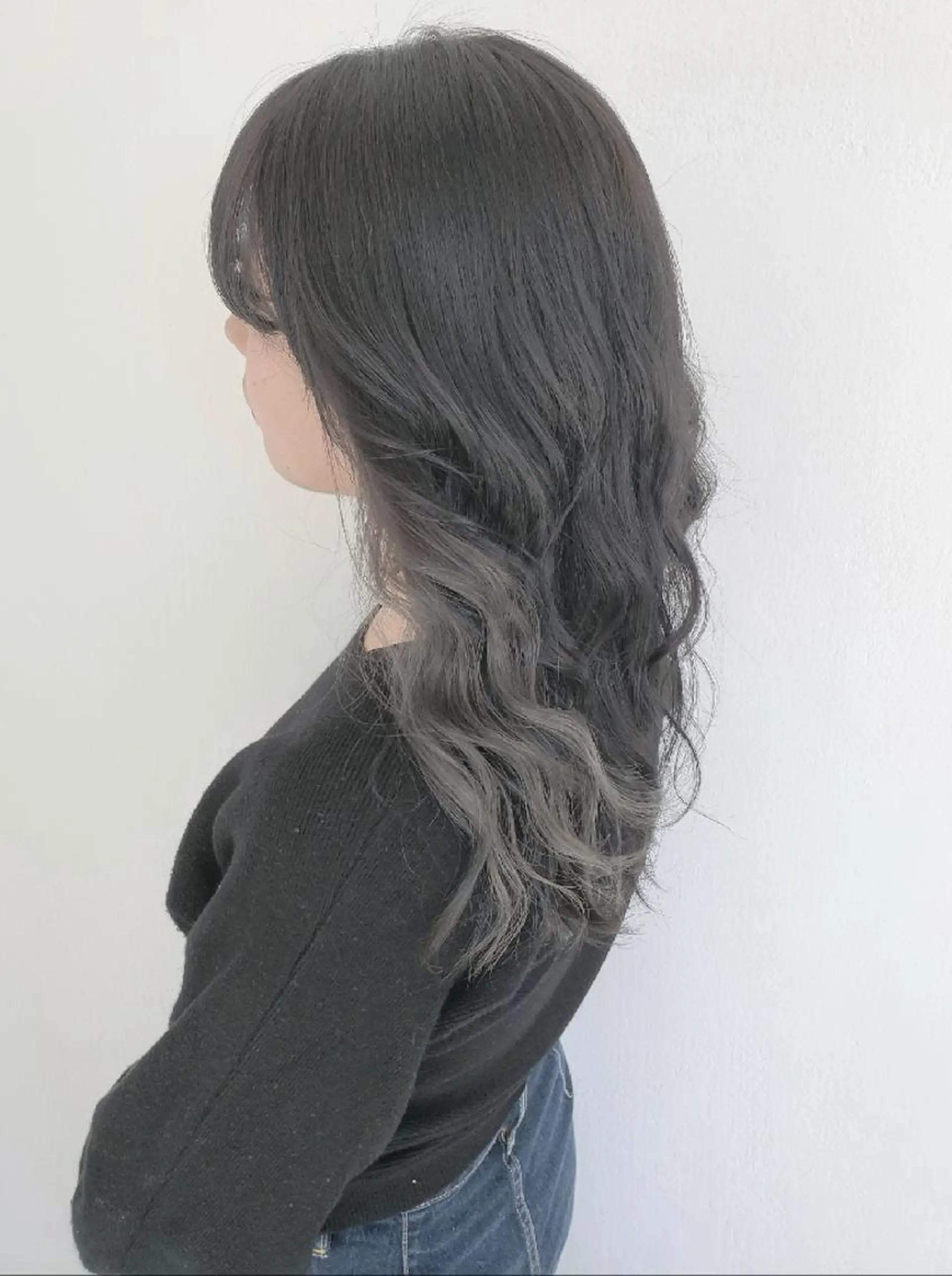 ロング カラー ヘアアレンジ ダークグレー インナーカラー シルバー 成瀬 弘光のヘアスタイル