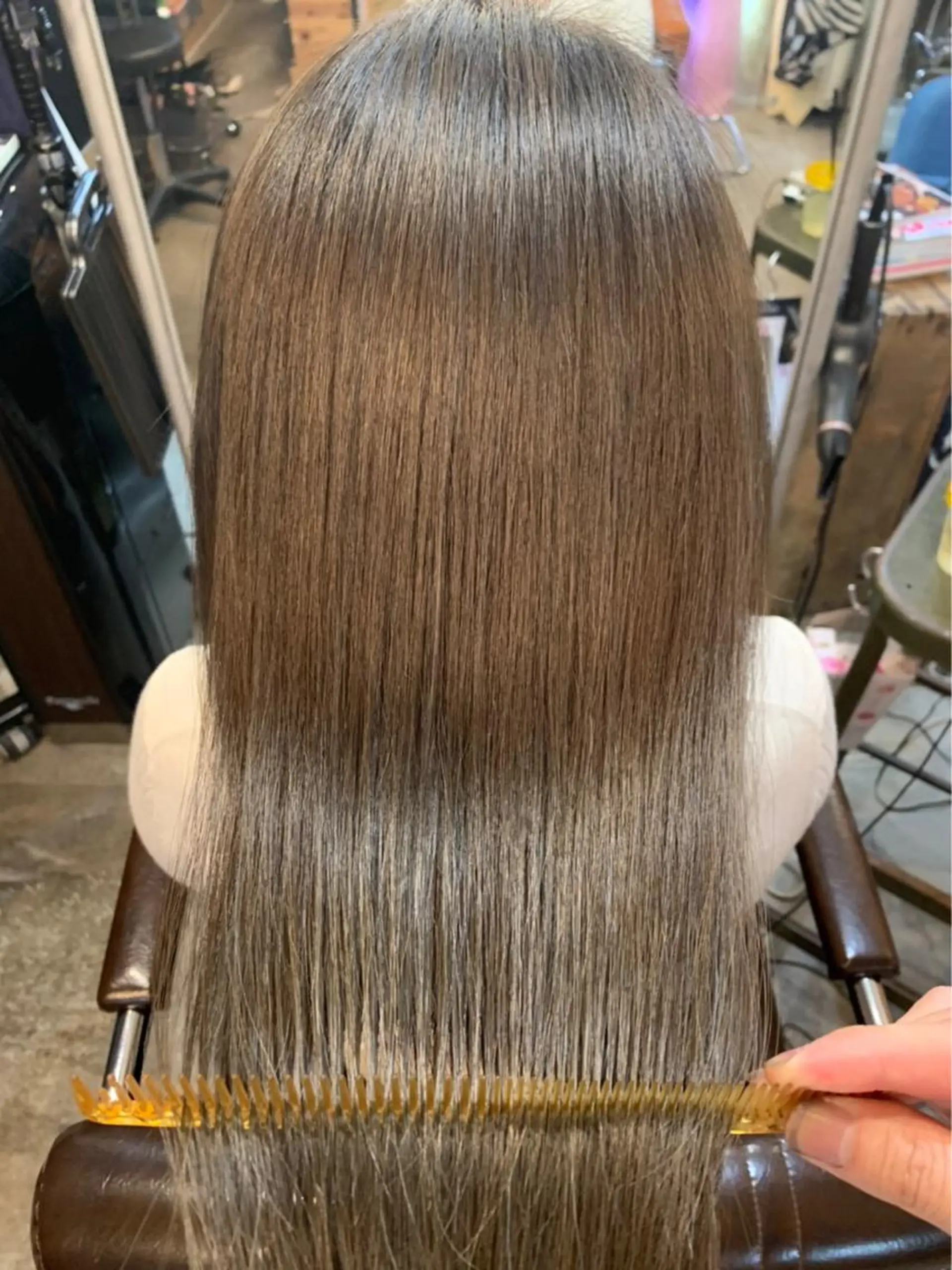 セミロング カラー グレージュ ハイライトカラー シルバー ハイライト トリートメント カット ヘアカラー トリートメント ヨッ シーのヘアスタイル