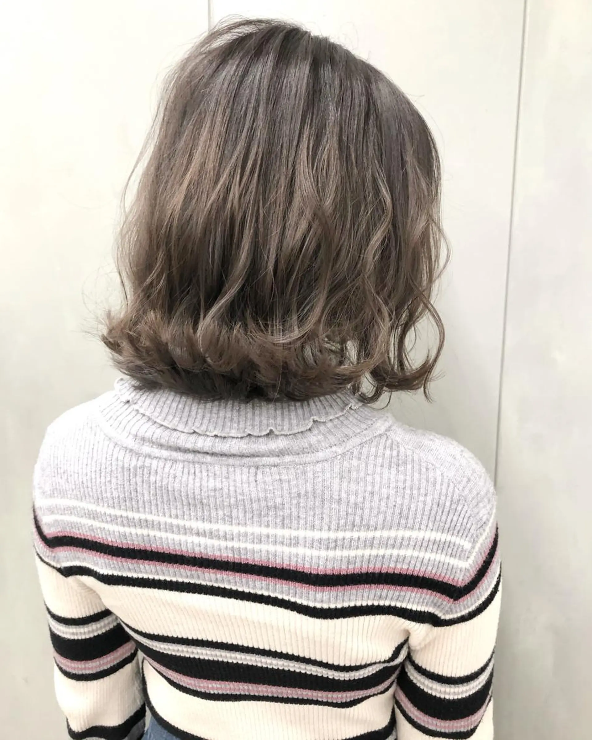ミディアム カラー アッシュ ハイライトカラー ハイトーンカラー インナーカラー ハイライト ヘアカラー 艶カラー YOSHIMURAのヘアスタイル