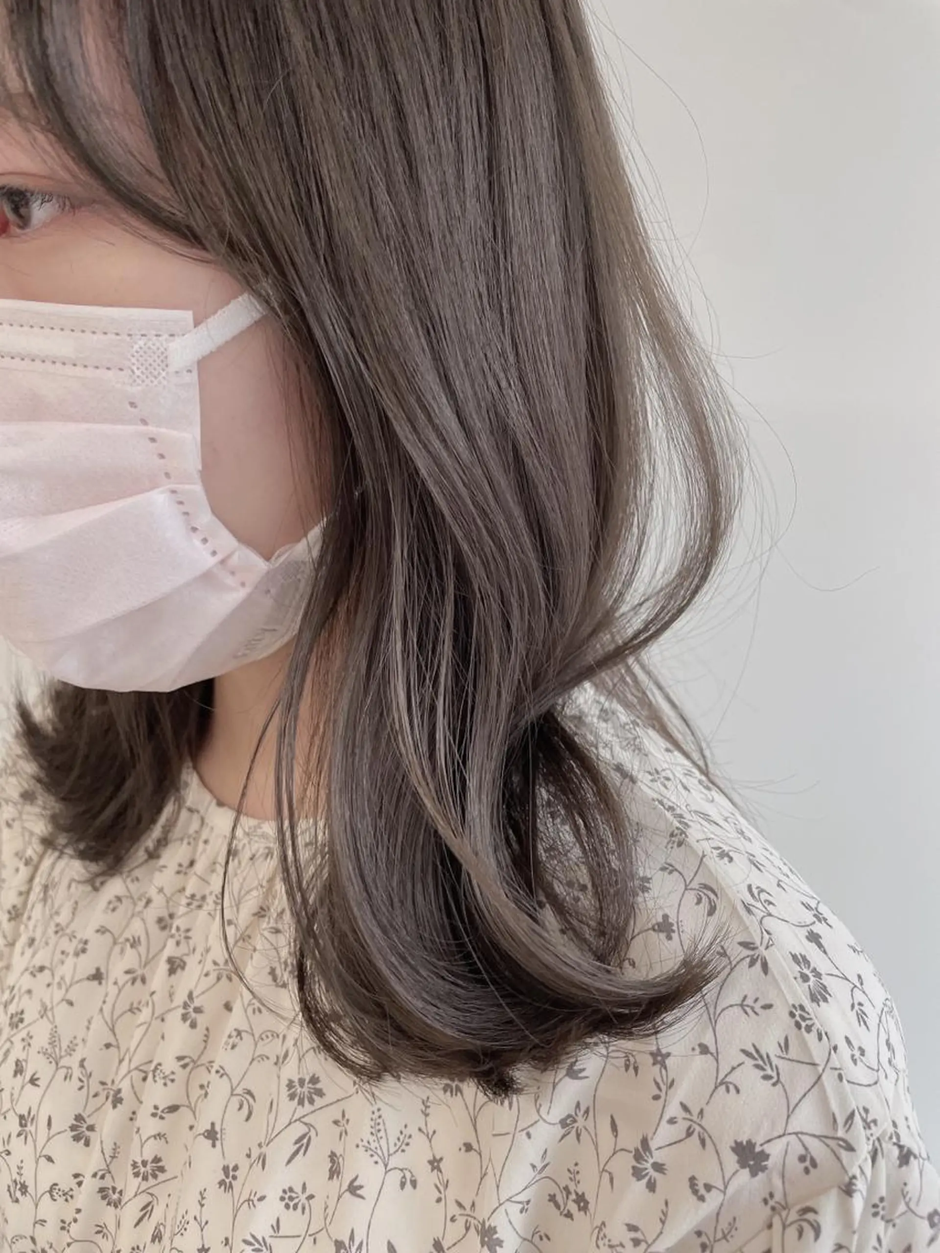 ミディアム カラー レイヤーカット 透明感カラーのヘアスタイル