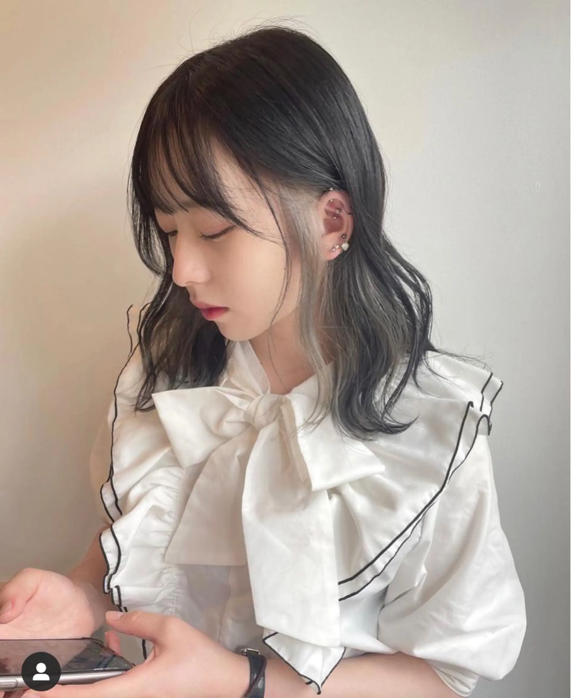 ミディアム カラー ブリーチ イヤリングカラー グレージュ シルバー ホワイトシルバー ヘアカラー トリートメント 中目黒🌼 🌼ハナのヘアスタイル