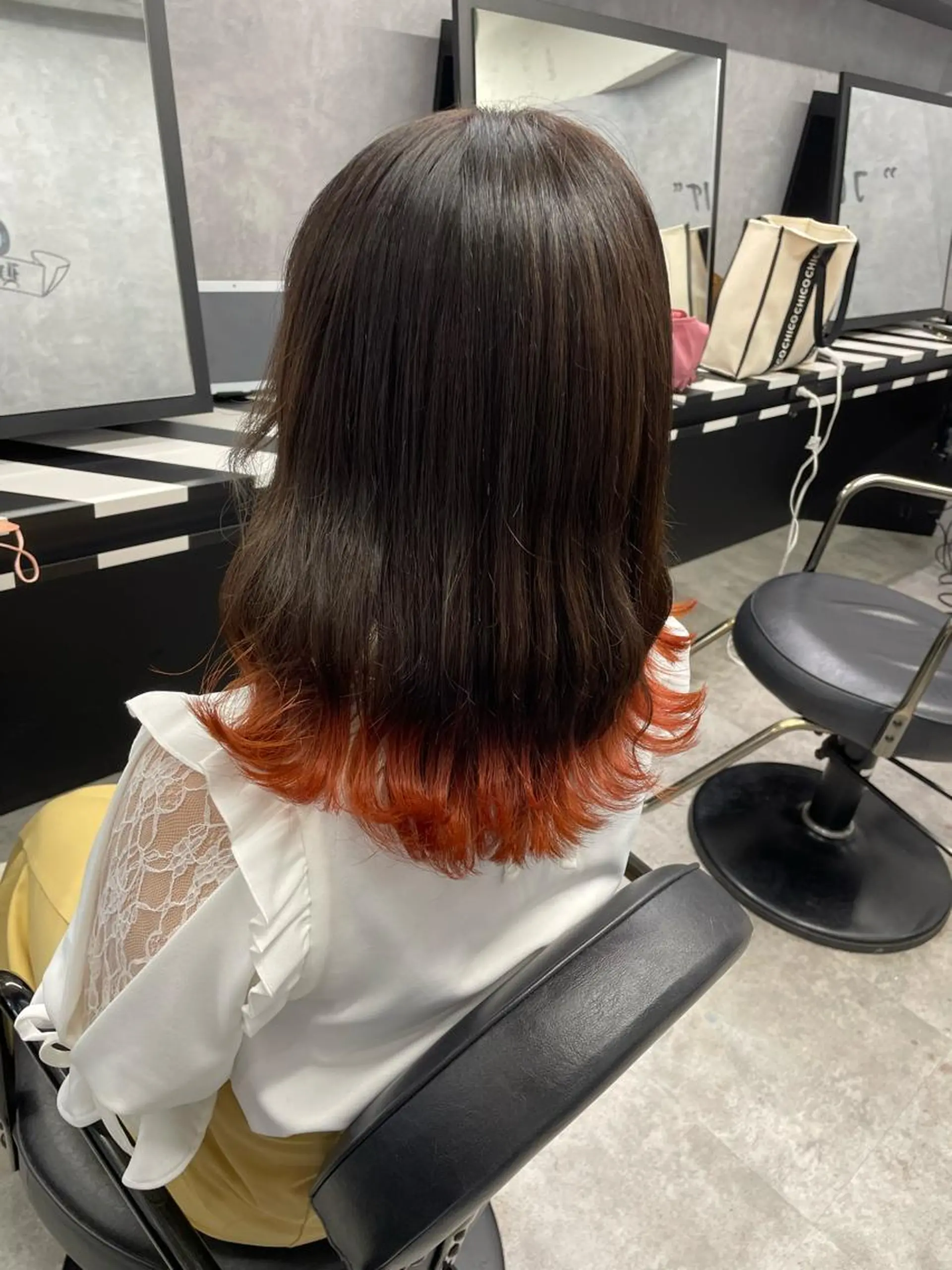 ミディアム Cielro/ダブル カラー/西田咲希のヘアスタイル