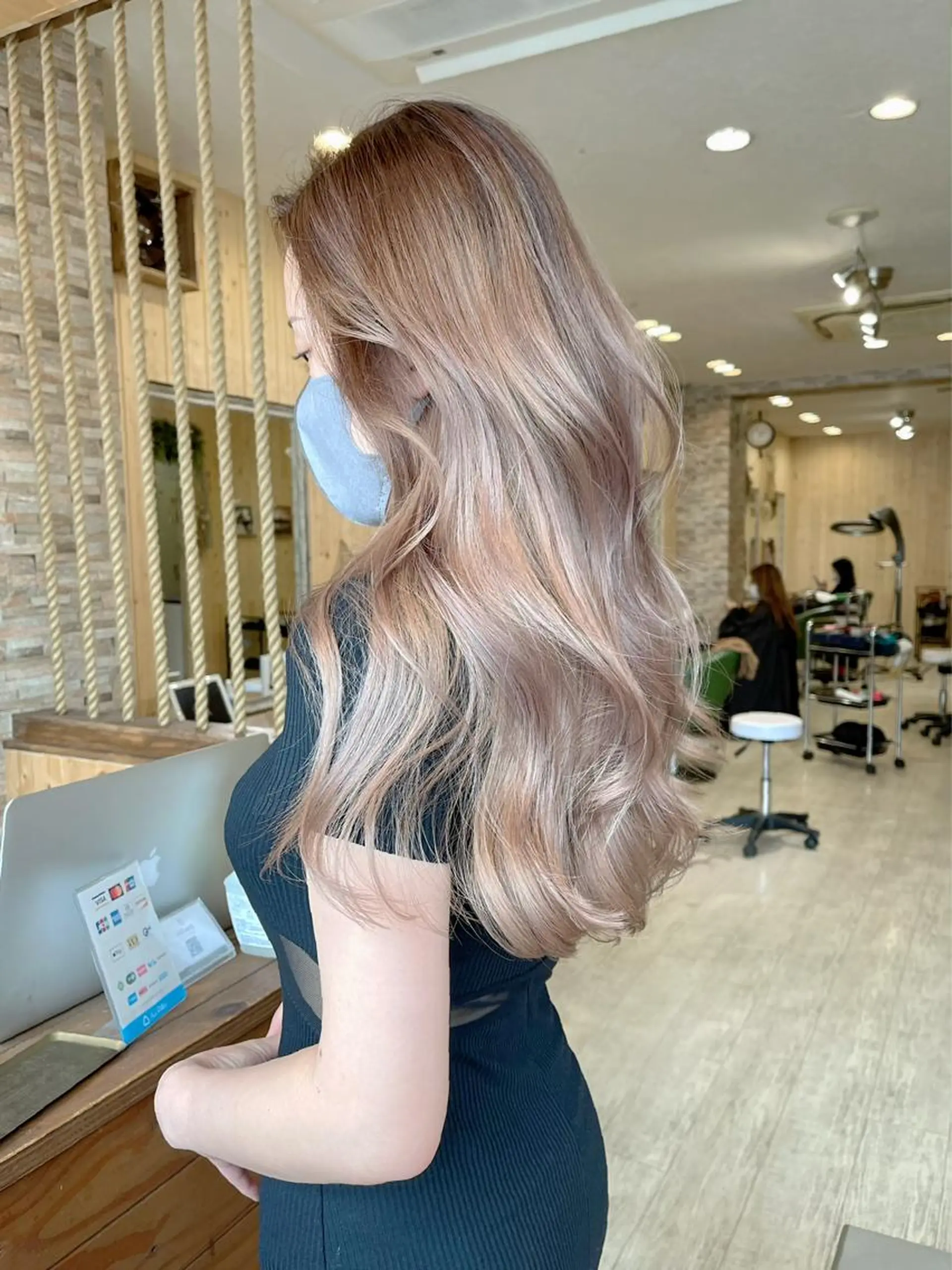 セミロング 韓国レイヤー外国人風 透明感カラー髪質改善のヘアスタイル