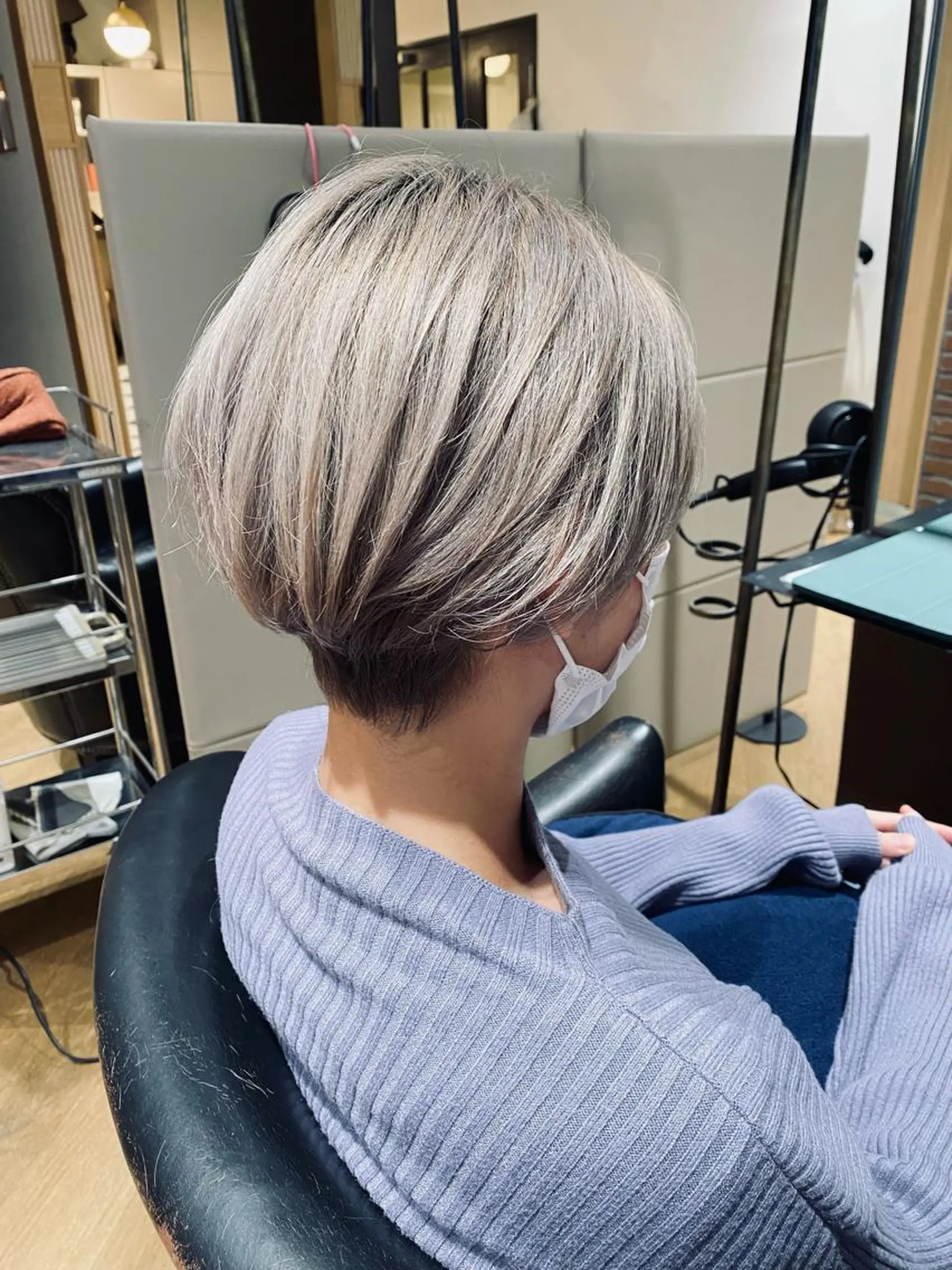 ショート カラー ベージュカラー ブリーチ シルバー シルバーベージュ 丸田 幹太のヘアスタイル