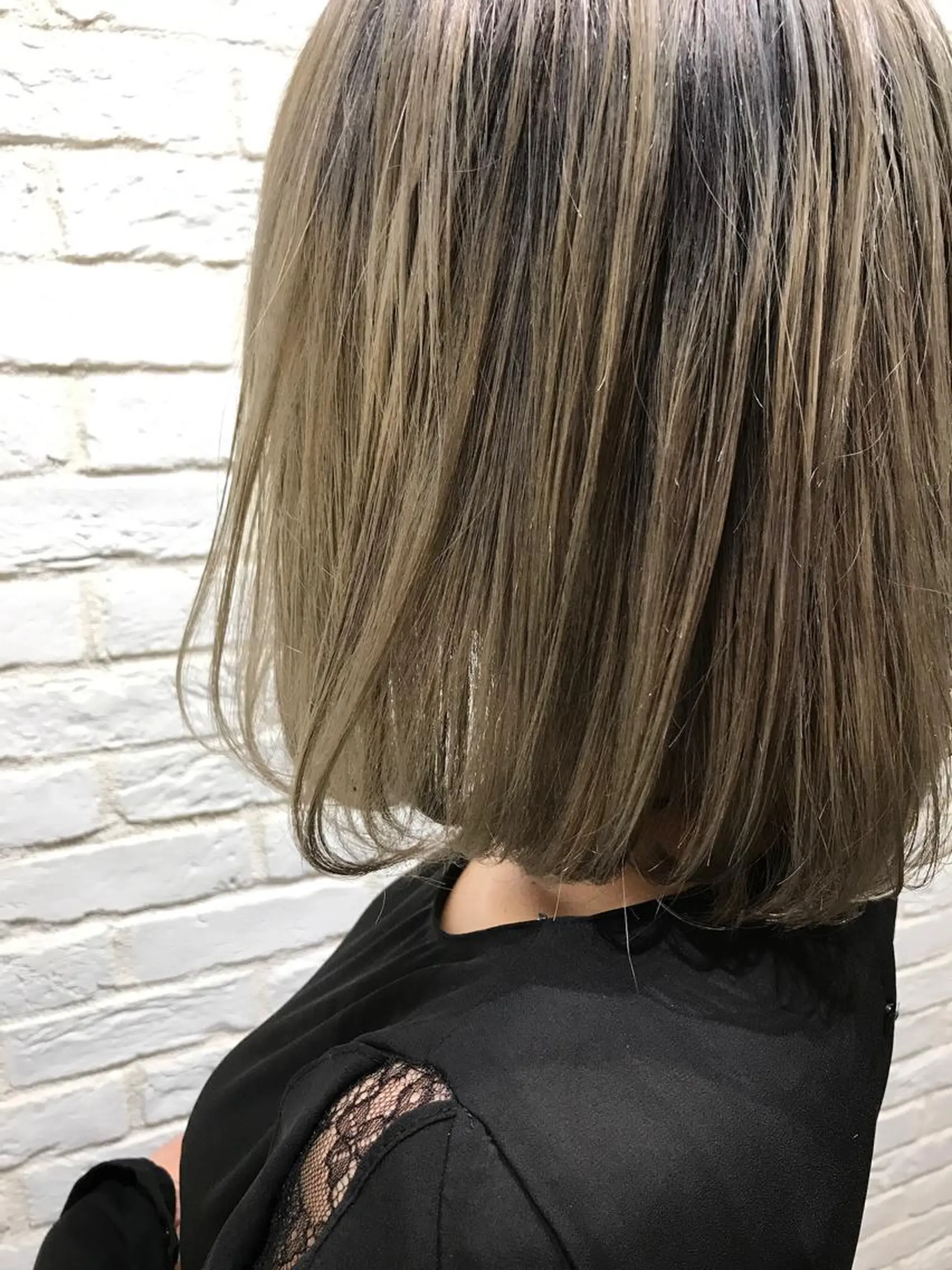 ショート カラー ベージュカラー ブリーチ UMEDA FIGAROのヘアスタイル