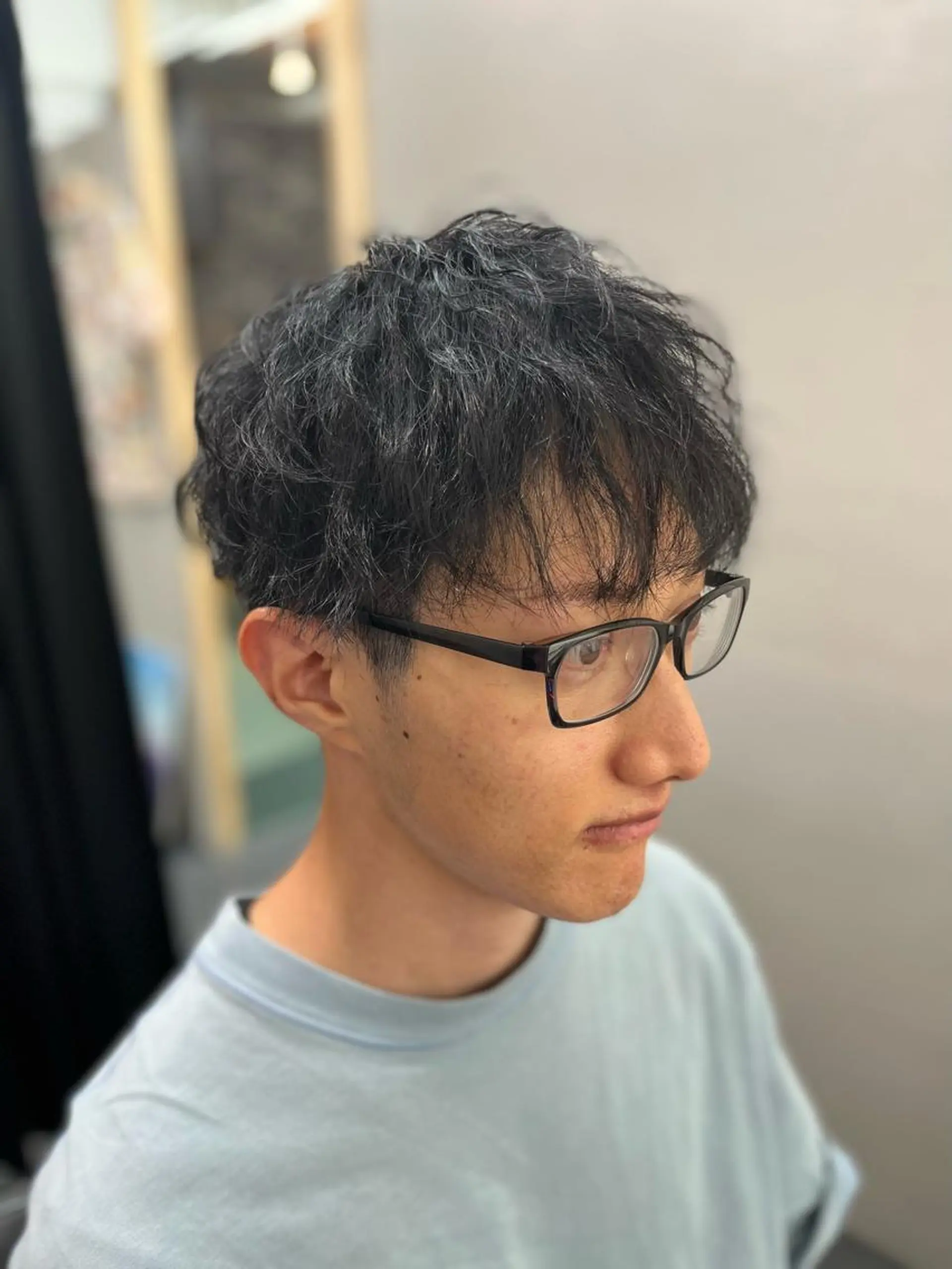 ショート カラー アイブロウ アッシュ 黒髪 ブルーカラー ブルーブラック ダークアッシュ カット ヘアカラー 溝部裕太Hair salon808代表のヘアスタイル