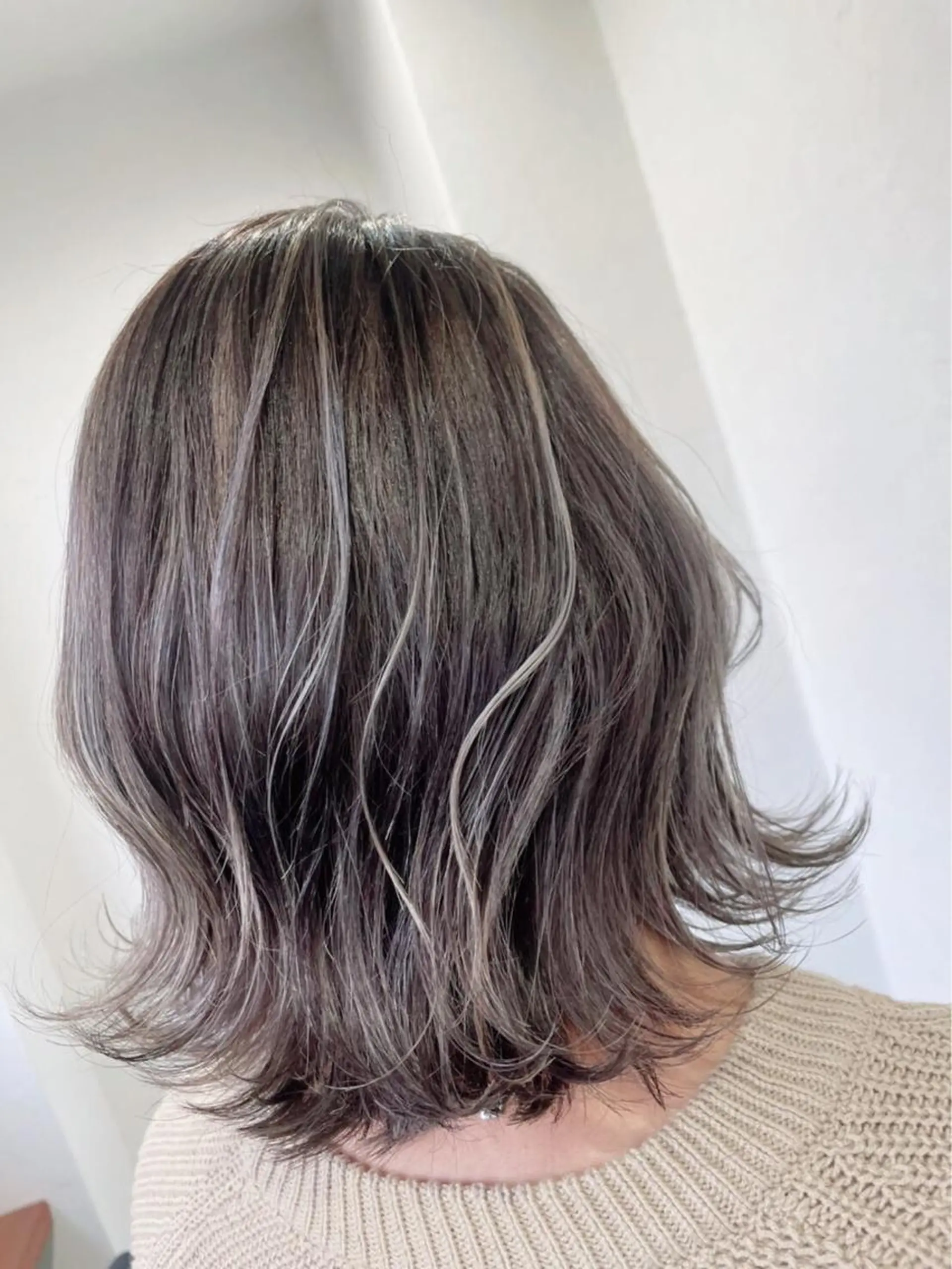 カラー 塩崎 明菜のヘアスタイル