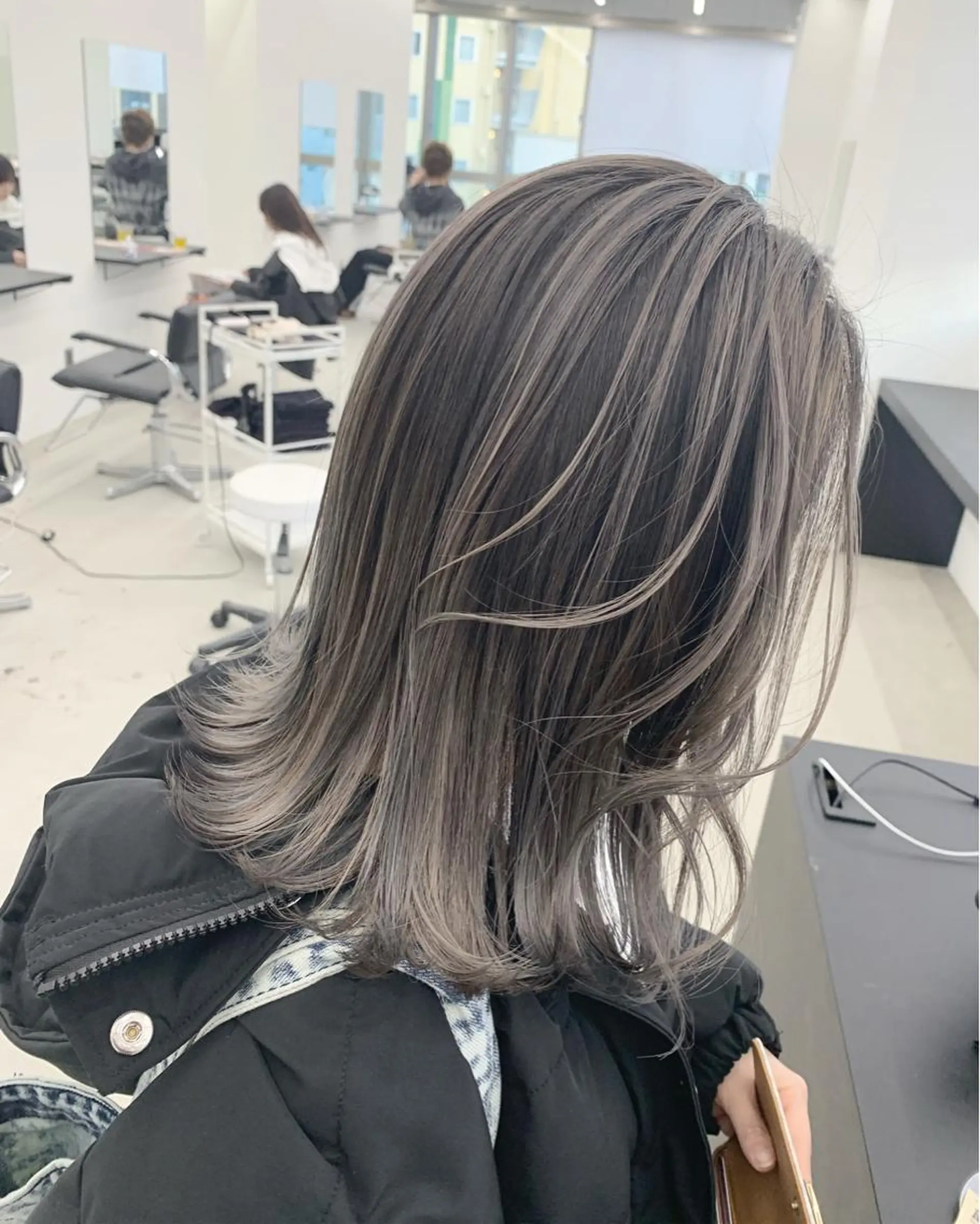 カラー バレイヤージュ ベージュカラー ブリーチ シルバー LINOET名古屋 ブリーチ/ハイトーンのヘアスタイル