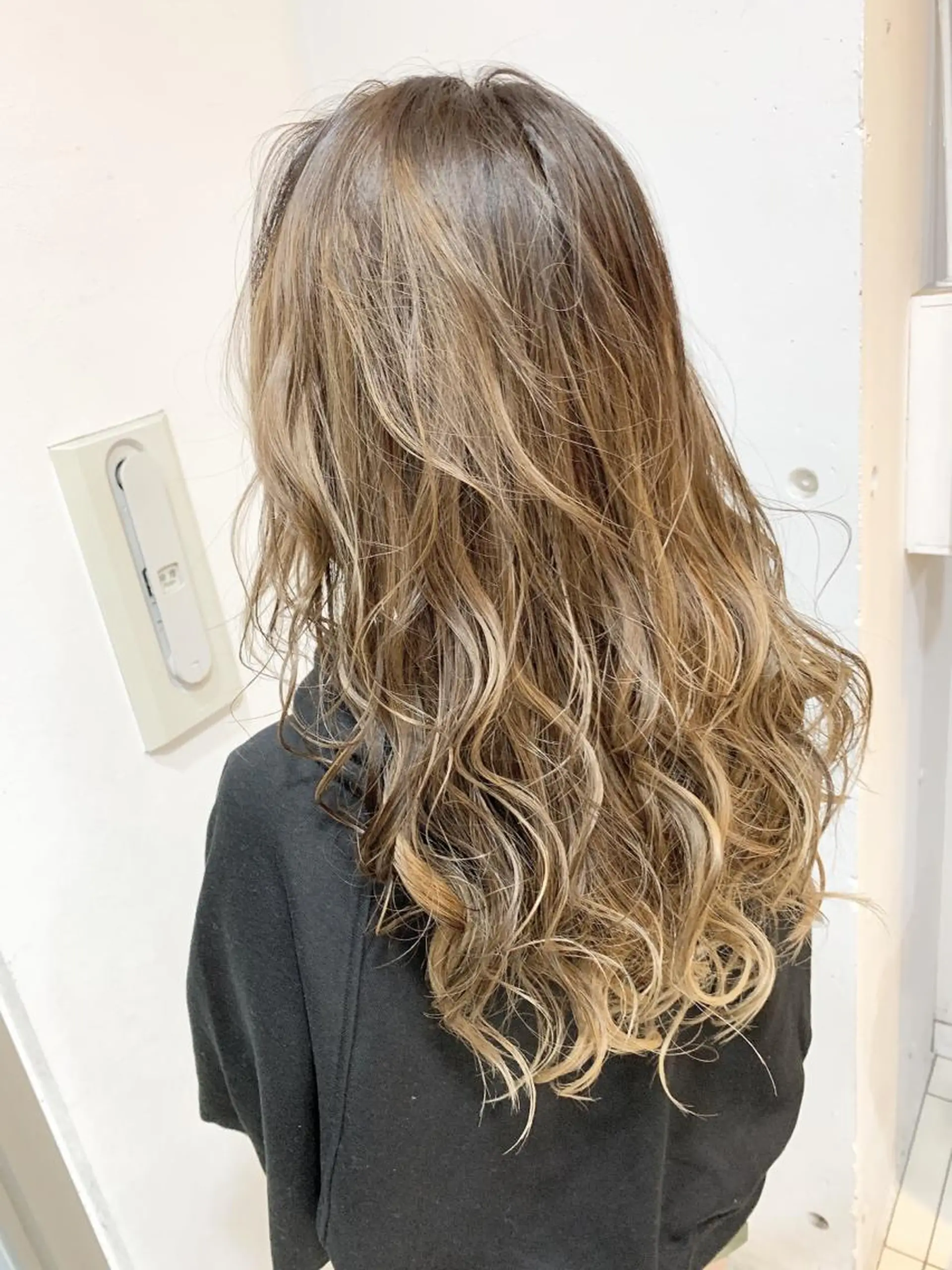 セミロング カラー パーマ バレイヤージュ レイヤーカット 白髪ぼかしハイライト 柳川拓哉のヘアスタイル
