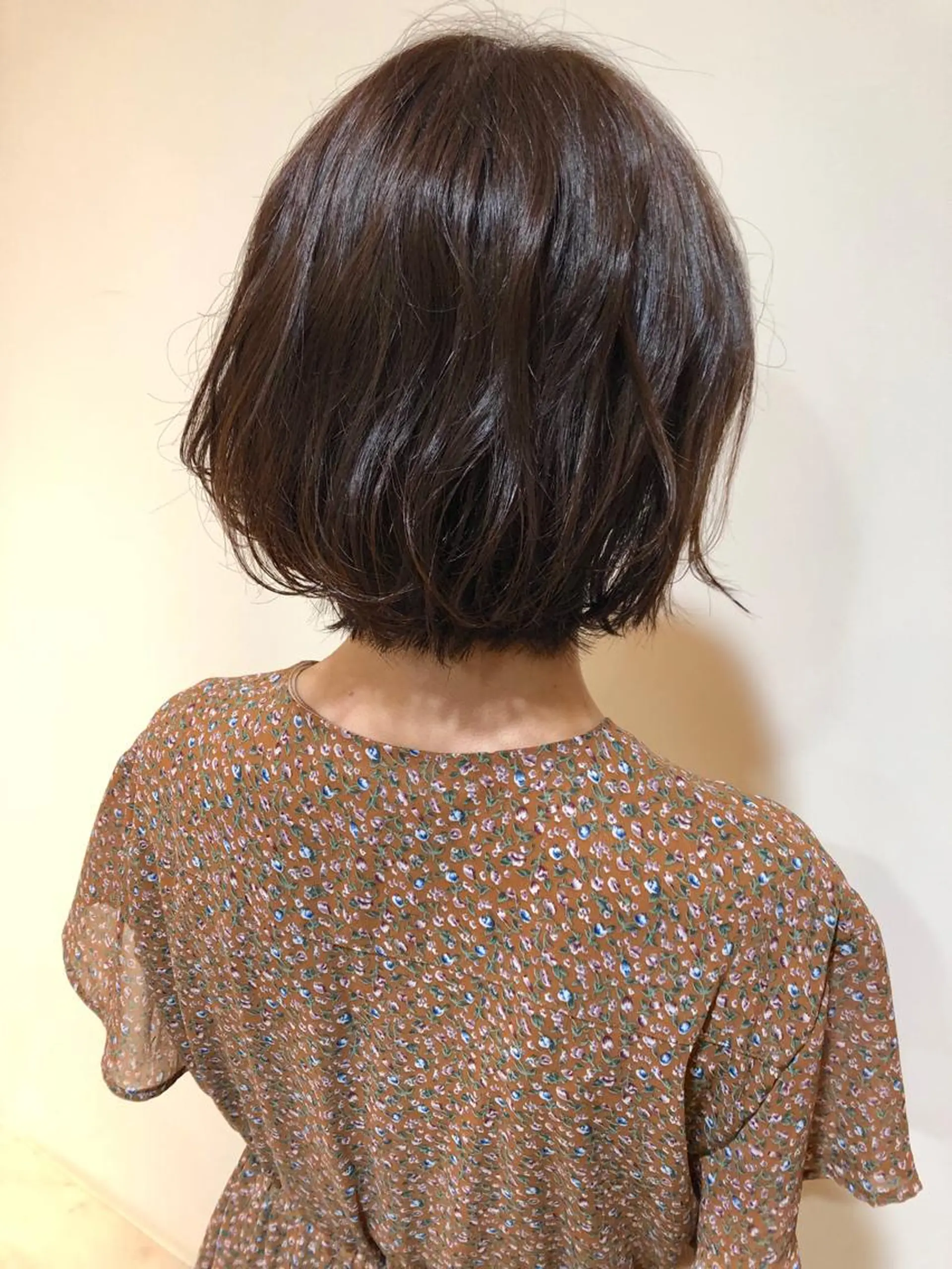 ショート カラー MIOベージュカラー 柔らかいカラーのヘアスタイル