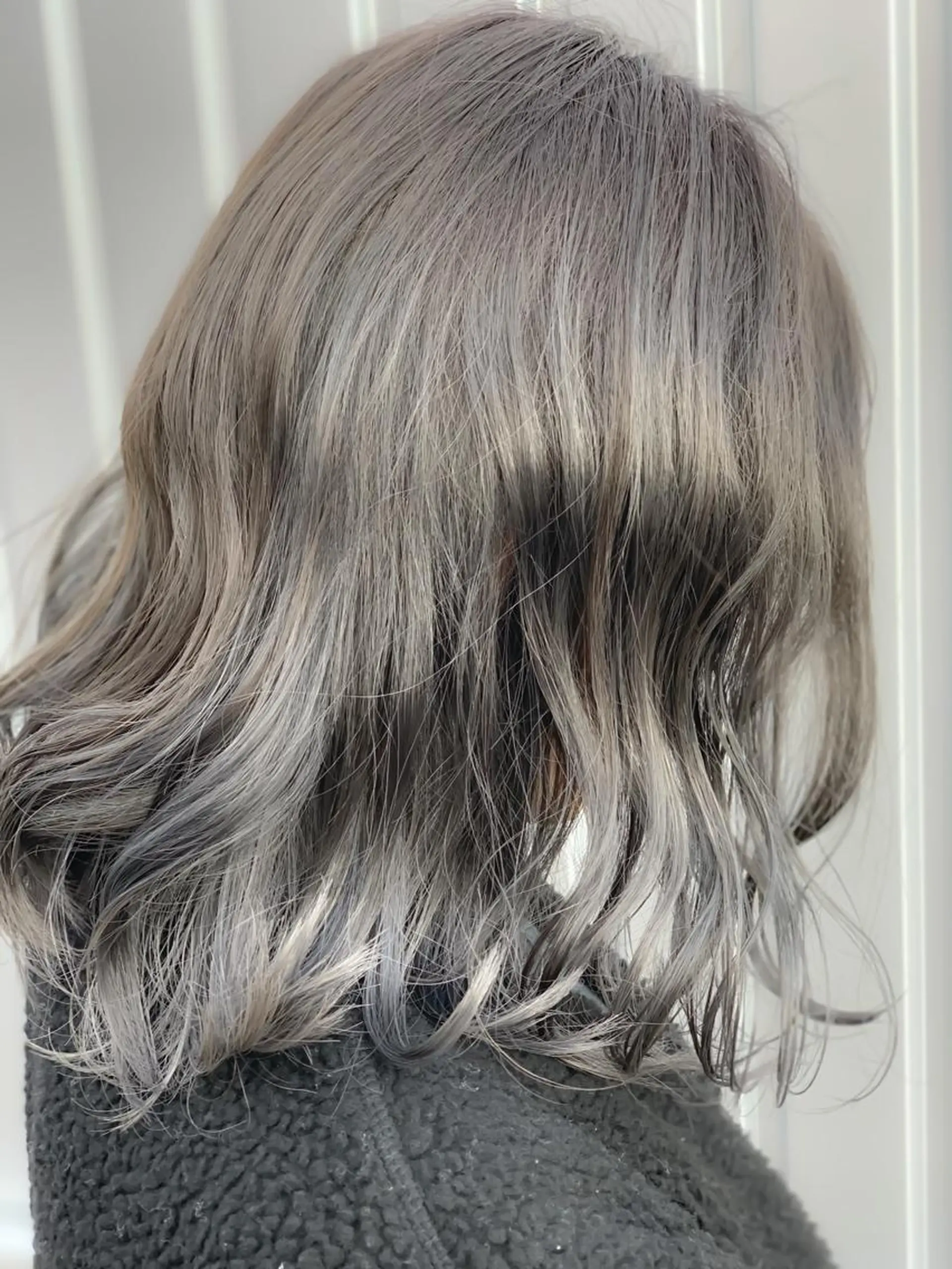 ミディアム カラー アッシュ アッシュグレー バレイヤージュ ブリーチ ケアブリーチ カット ヘアカラー 大間 礼真のヘアスタイル