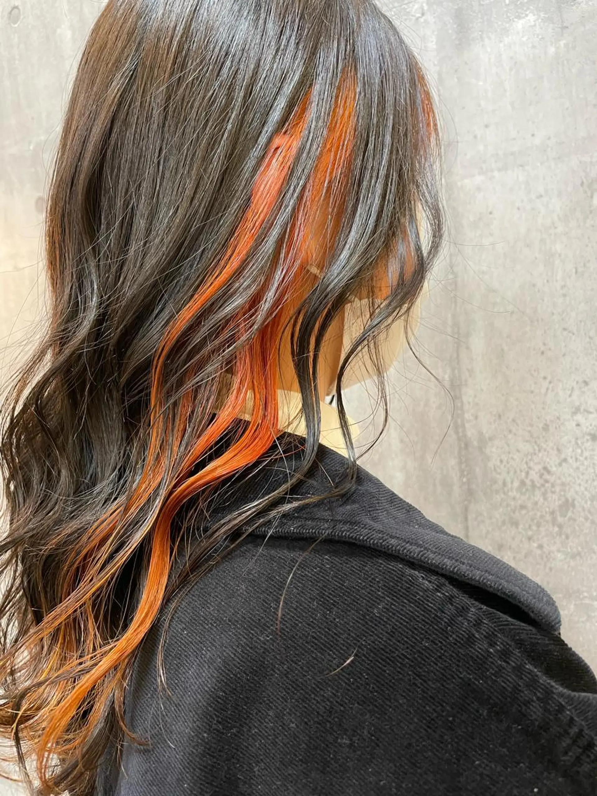 カラー インナーカラー 新谷 玲日のヘアスタイル