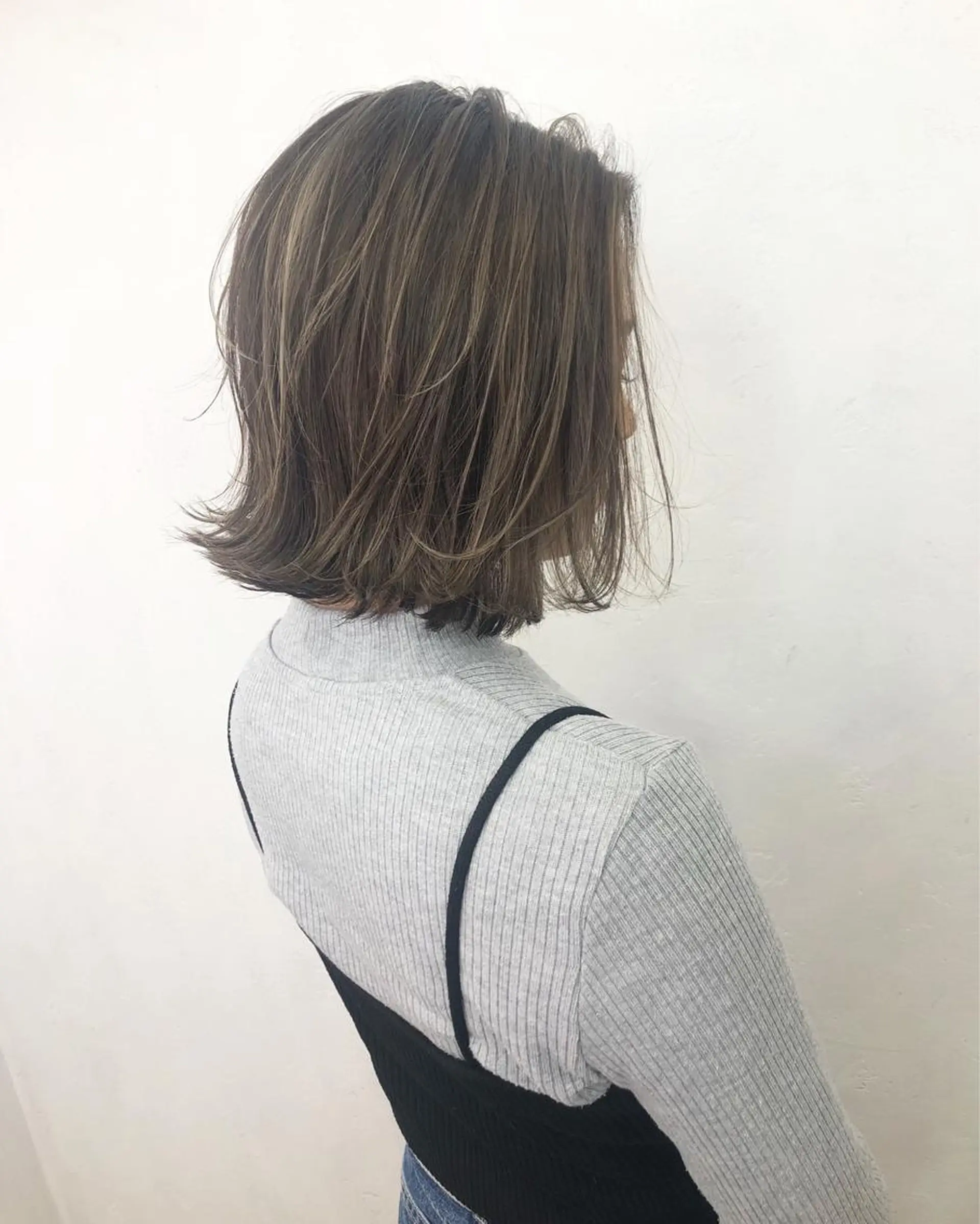 ミディアム カラー アッシュ ベージュカラー ハイライトカラー ハイライト ヘアカラー トリートメント ブリーチカラーレイヤ ーカット🦋annaのヘアスタイル