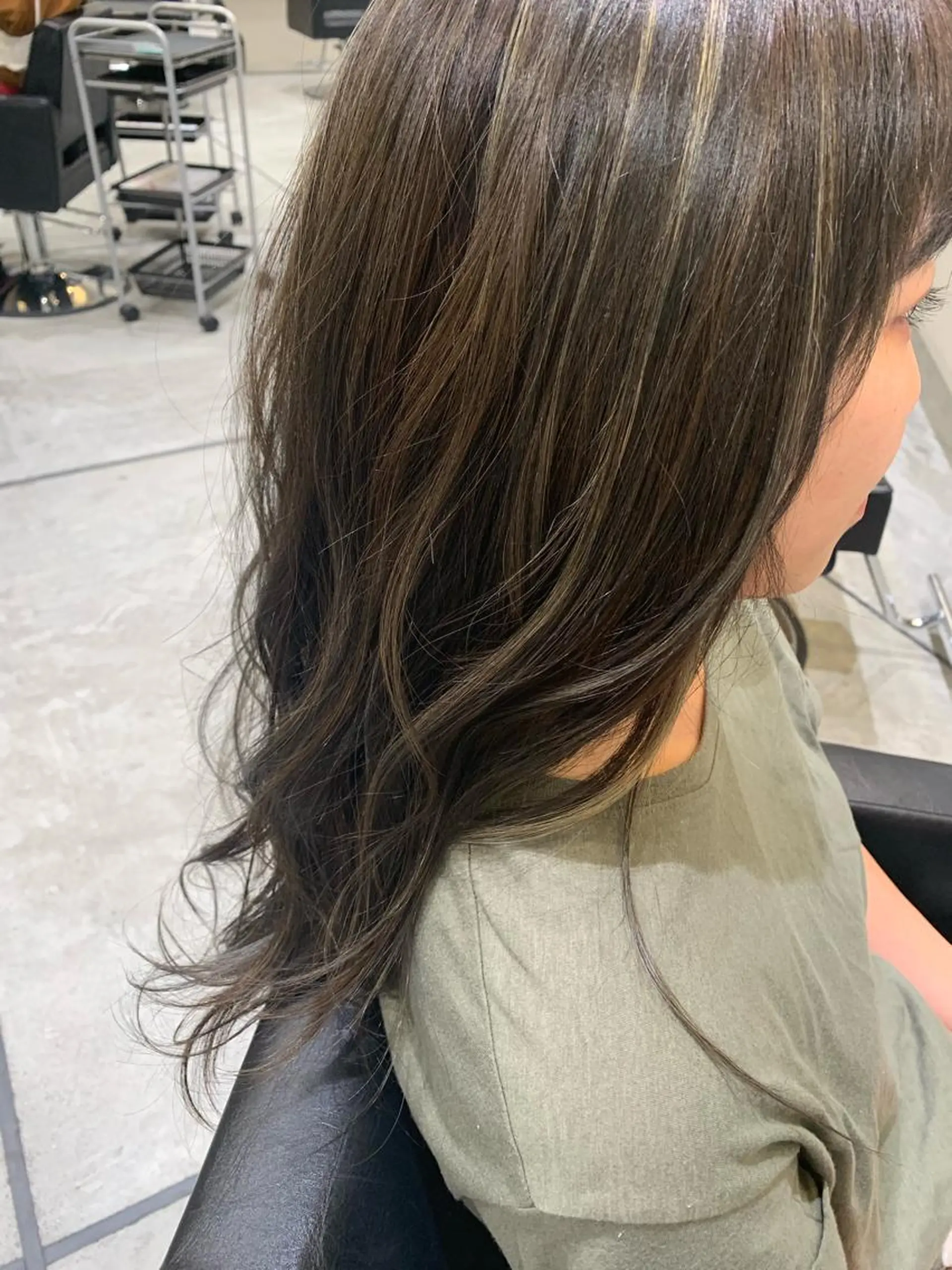 ロング カラー ハイライトカラー ハイライト カット ヘアカラー 喜友名 泉樹のヘアスタイル