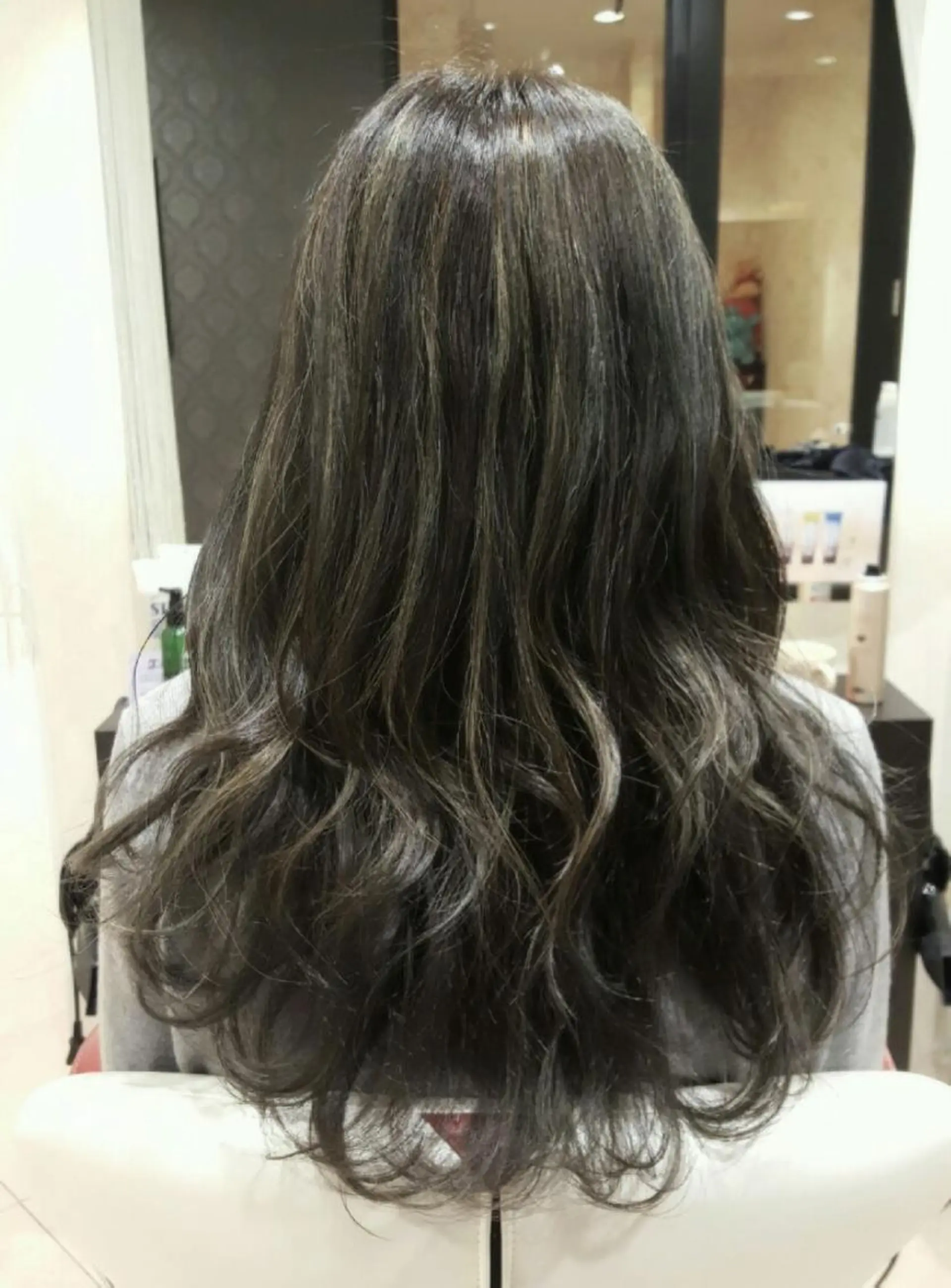 セミロング カラー アッシュ ハイライトカラー ハイライト 秋山 幸太のヘアスタイル