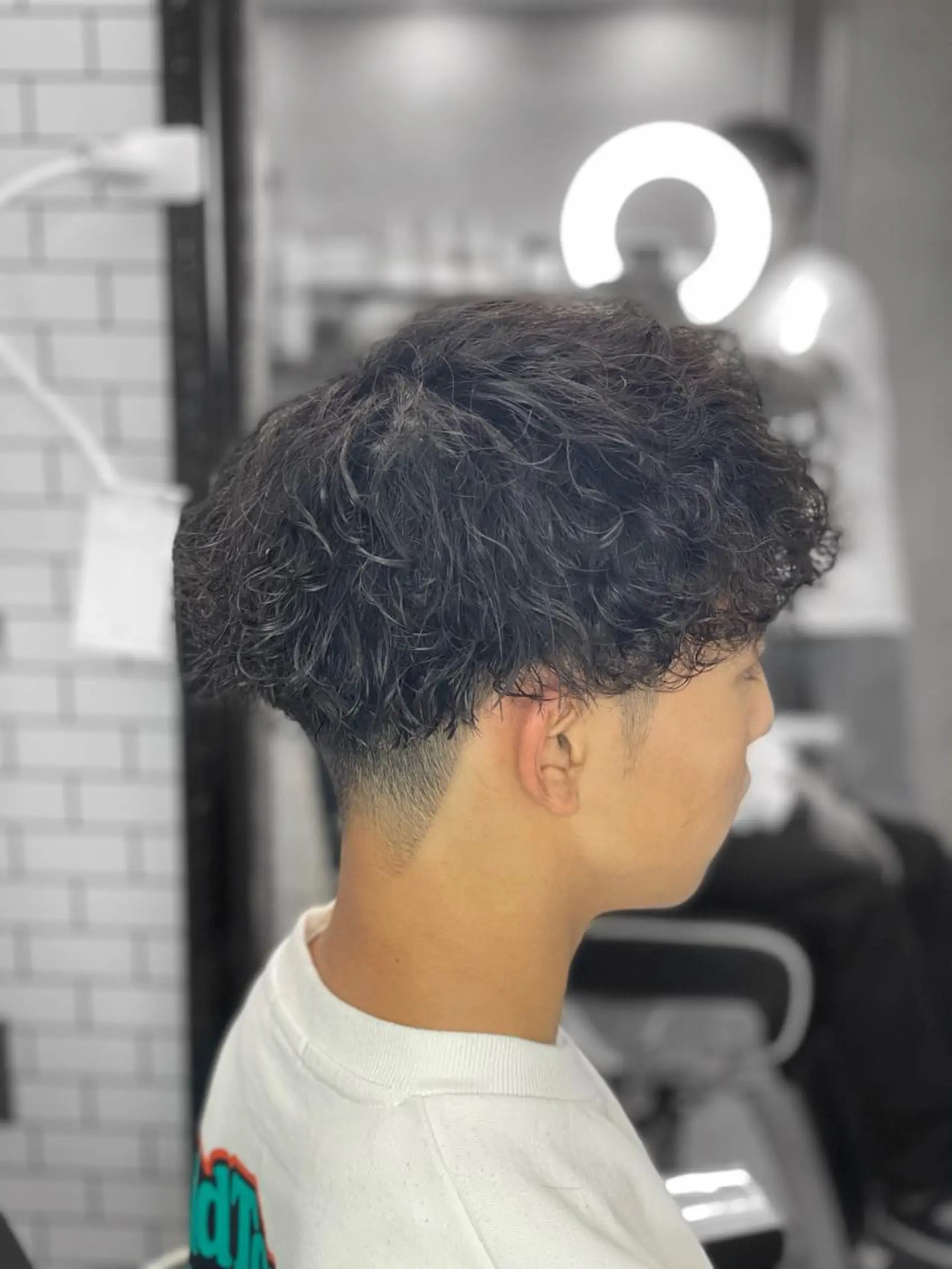 ミディアム パーマ メンズ ミディアムパーマ アップバング メンズブリーチ センターパート フェードカット カット パーマ 🔥メンズ特化🔥 谷口力哉のヘアスタイル