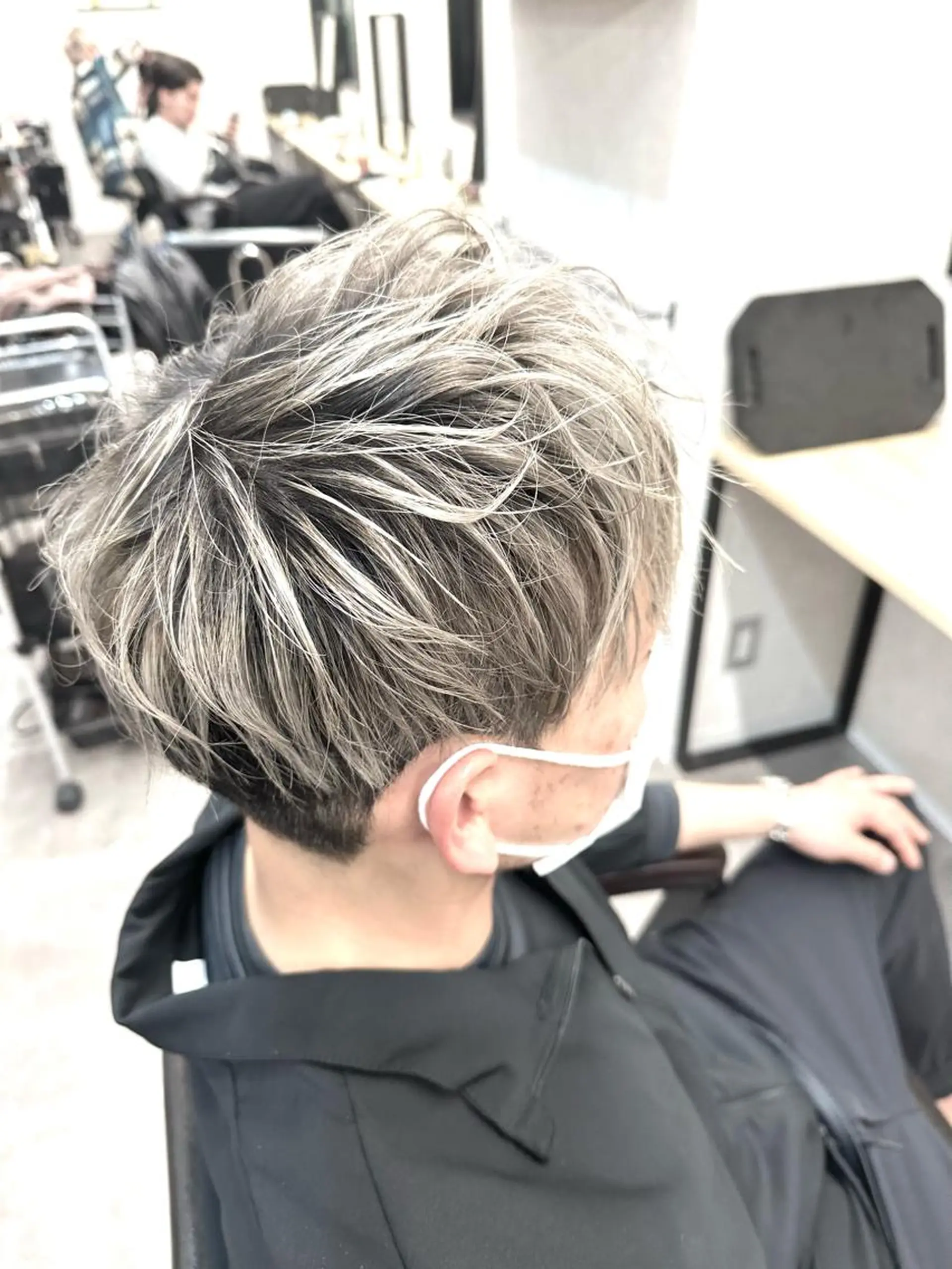 ショート メンズ シールエクステ メンズバレイヤージュ メンズブリーチ メンズハイライト エクステ シール、 ハネエクステのヘアスタイル