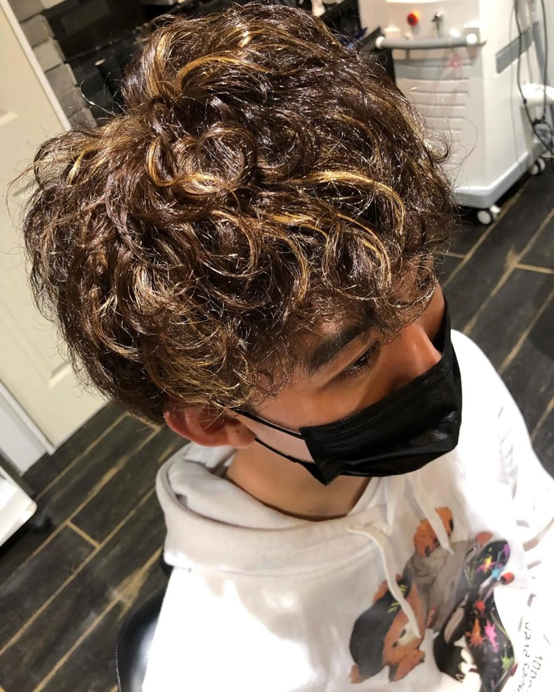 ミディアム カラー ハイライトカラー くせ毛 ハイライト 【大人髪】men's パーマ/潤艶髪のヘアスタイル