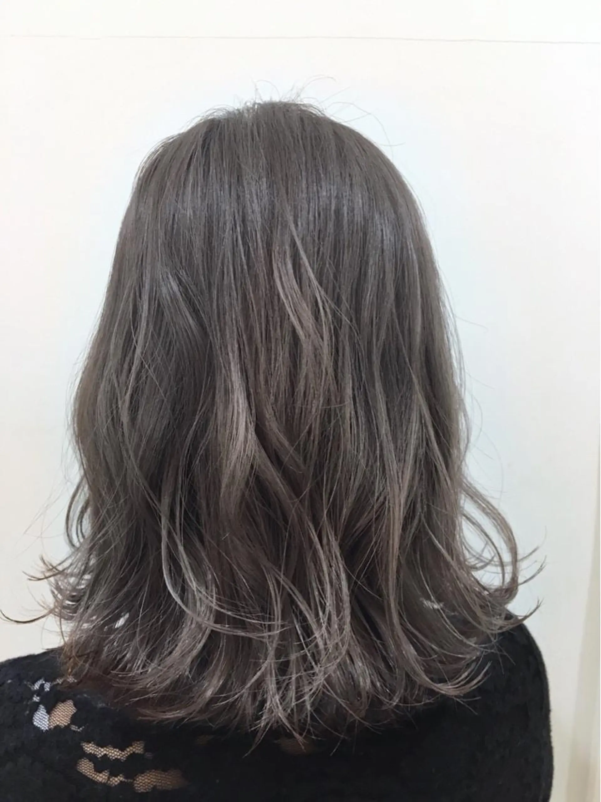 ミディアム カラー グレージュ ハイライトカラー ハイライト ぱつっとボブ/ 小野あかねのヘアスタイル