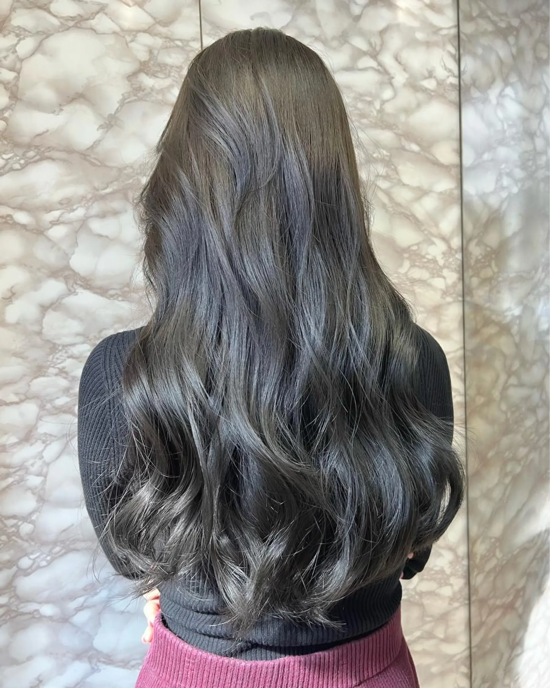 セミロング カラー ヘアアレンジ ブルーカラー ブルーグレー ブルーグレージュ グレージュ 🌟小顔レイヤー× 赤み消し透明感カラーのヘアスタイル