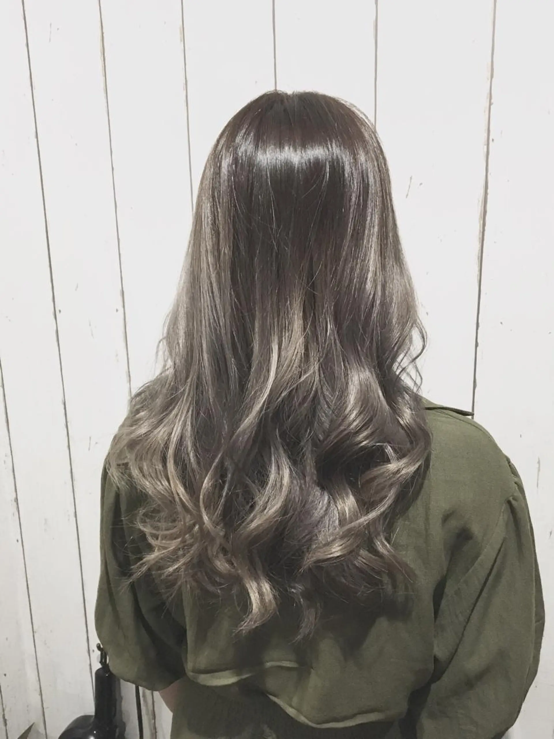 セミロング カラー パーマ ヘアアレンジ アッシュ ブリーチ シルバー シルバーアッシュ 👑指名率No.1 👑坂口飛翔のヘアスタイル