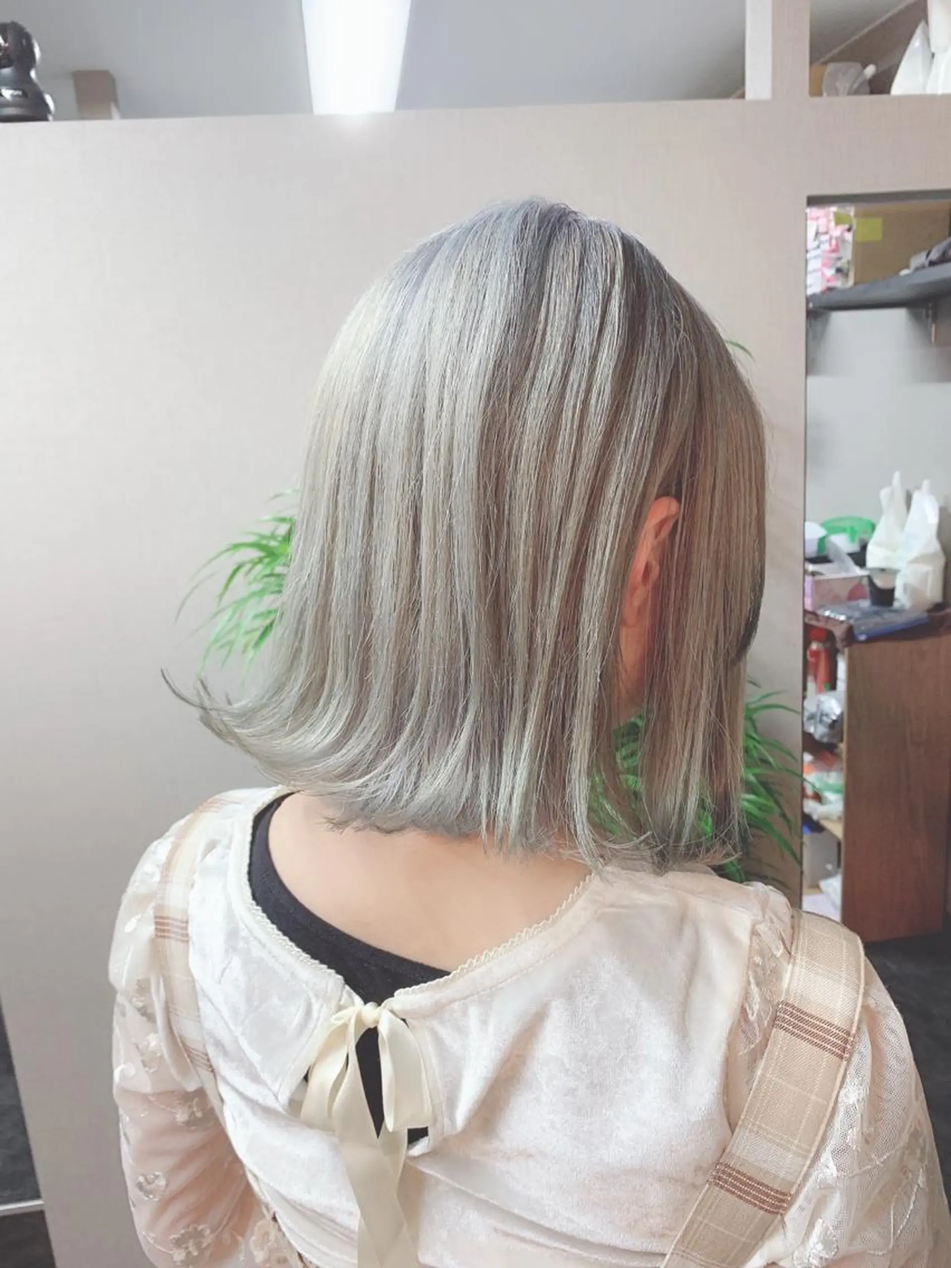 ミディアム アッシュ ハイライト レイヤーカット Selene hair OSAKAのヘアスタイル