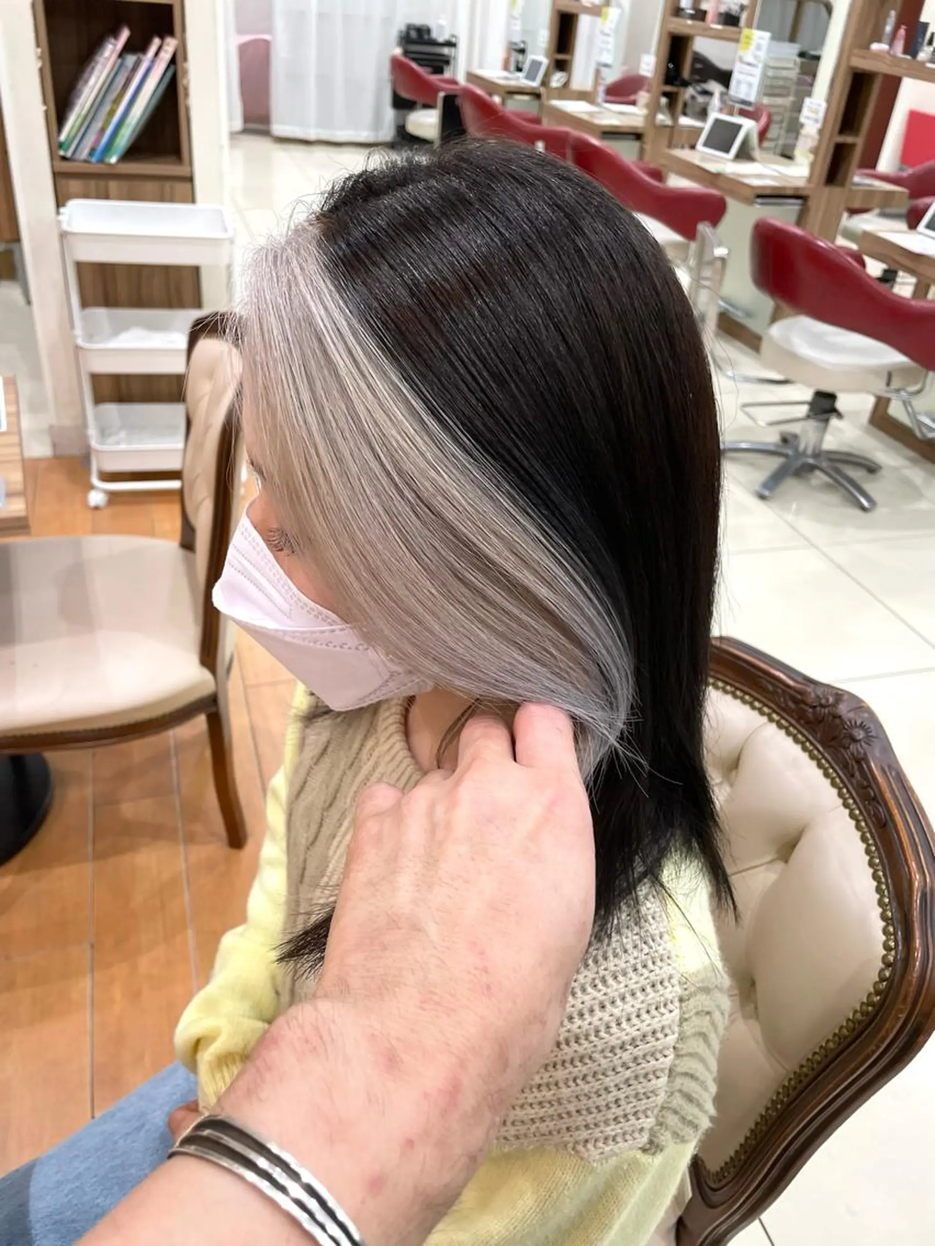 ミディアム カラー ミストバング  フェイスフレーミング シルバー ホワイトシルバー Coup   滝田 聡のヘアスタイル