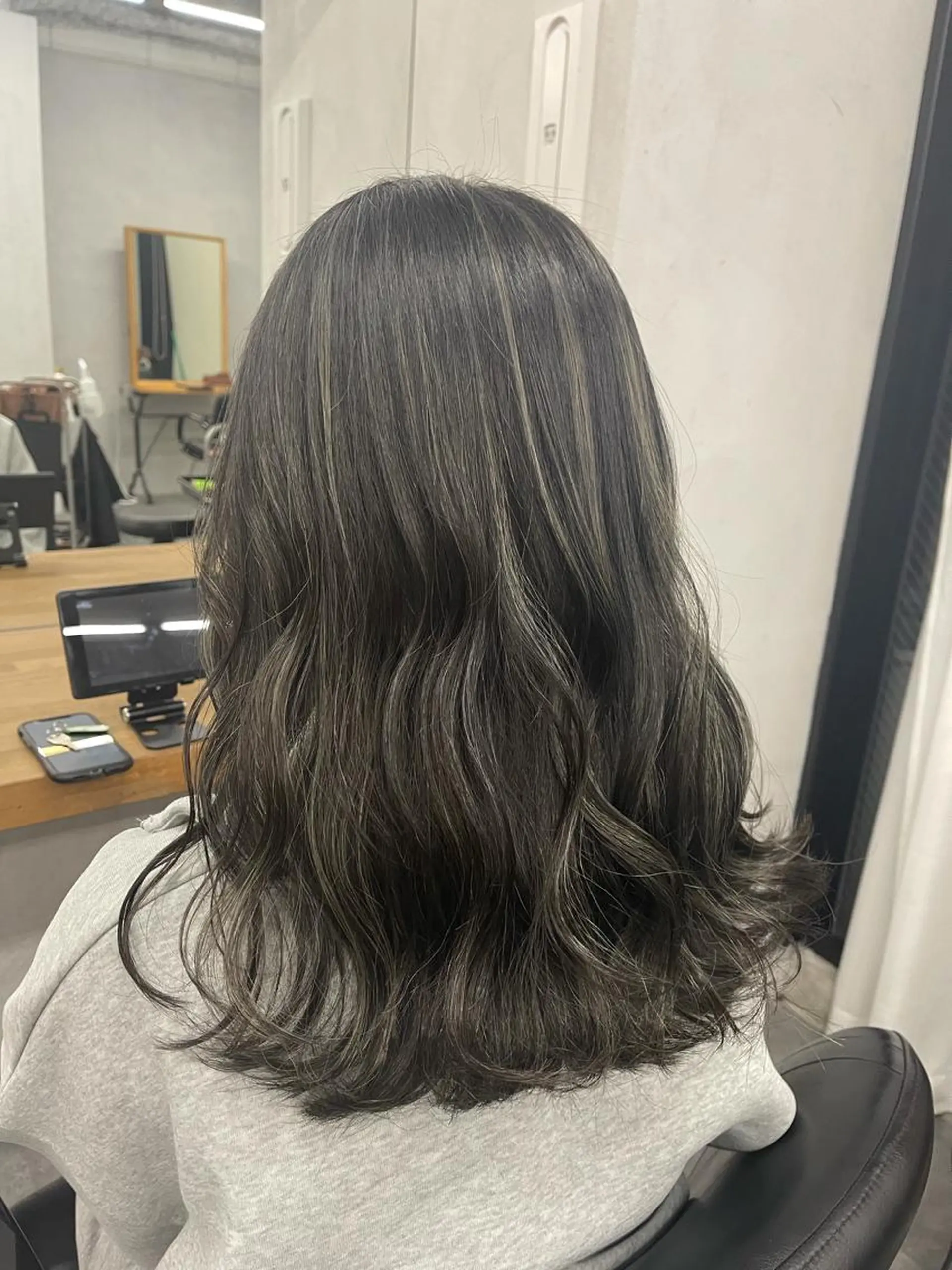 ミディアム ハイライト 難波 茜のヘアスタイル