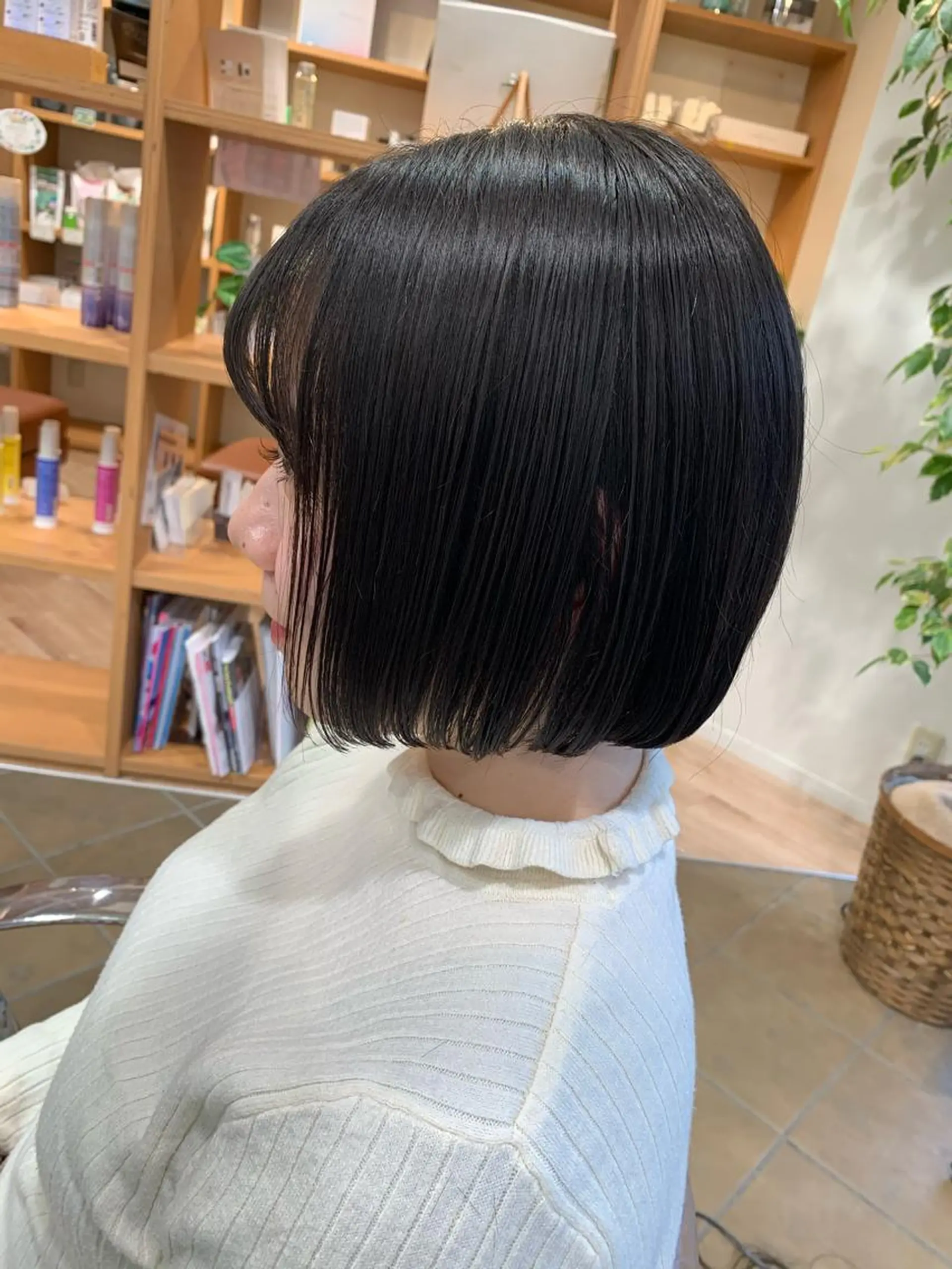 ミディアム ボブ Ripps長居所属・メテオ ／ヘアカラー 西川菜実のヘアスタイル