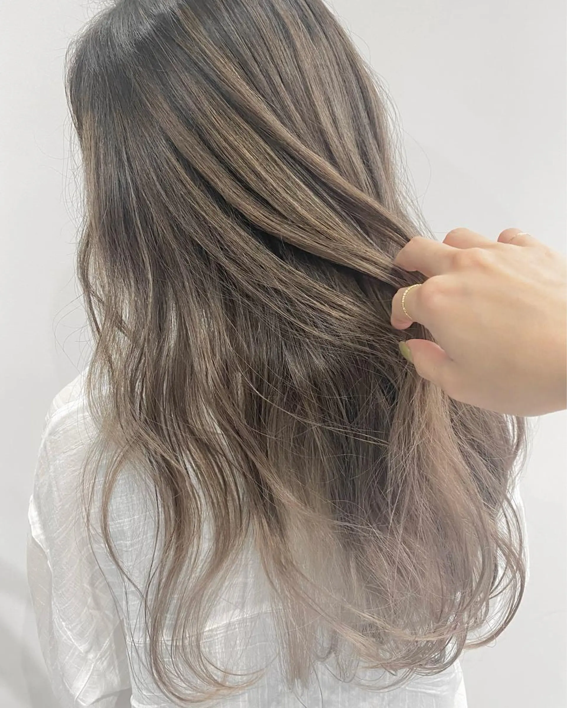 セミロング カラー バレイヤージュ デザインカラー ハイライトカラー 外国人風カラー ハイライト .. meiのヘアスタイル