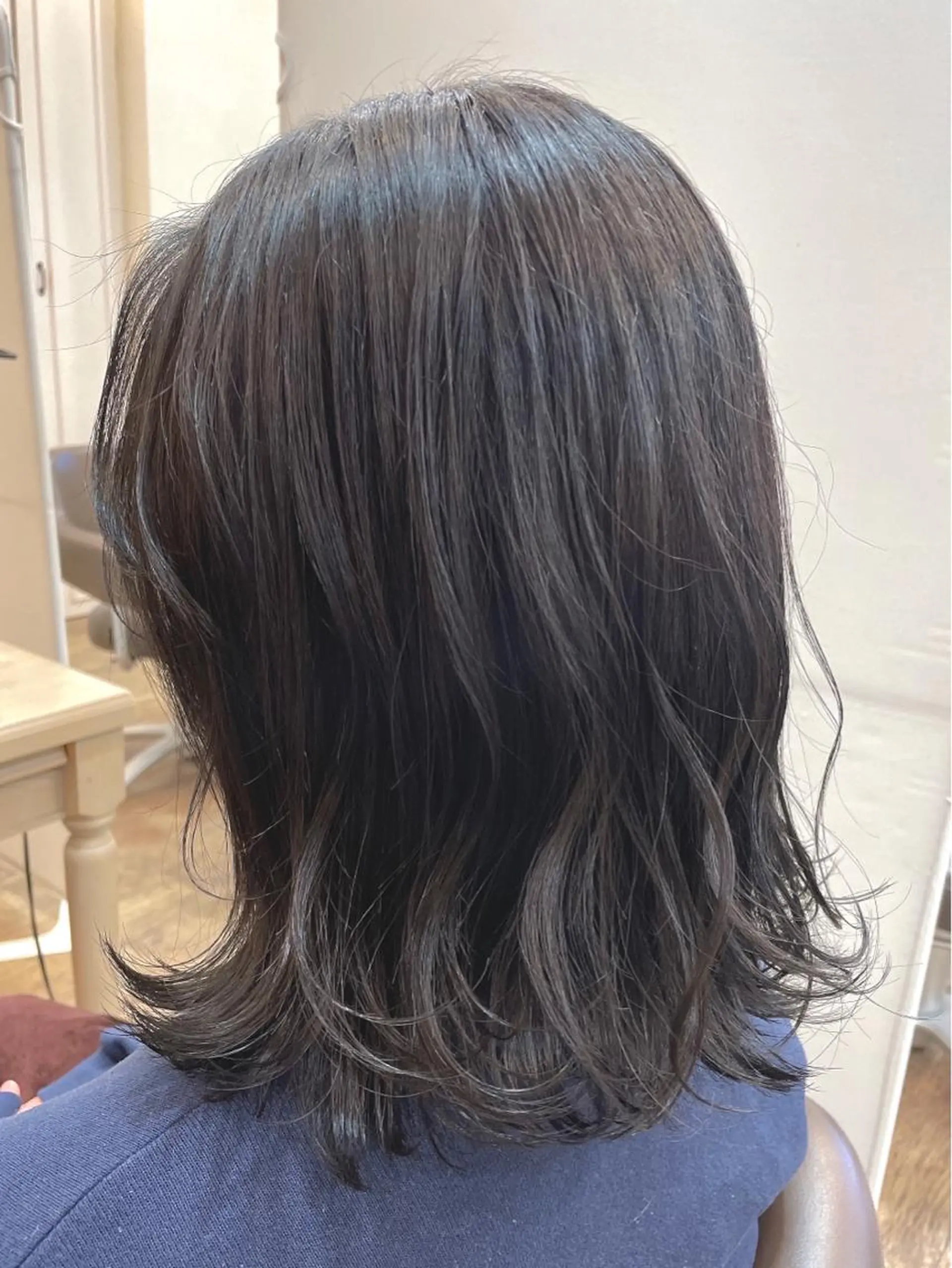 ミディアム カラー 黒髪 ブルーカラー ブルーブラック メンズパーマ🌀/ 中村郁未のヘアスタイル