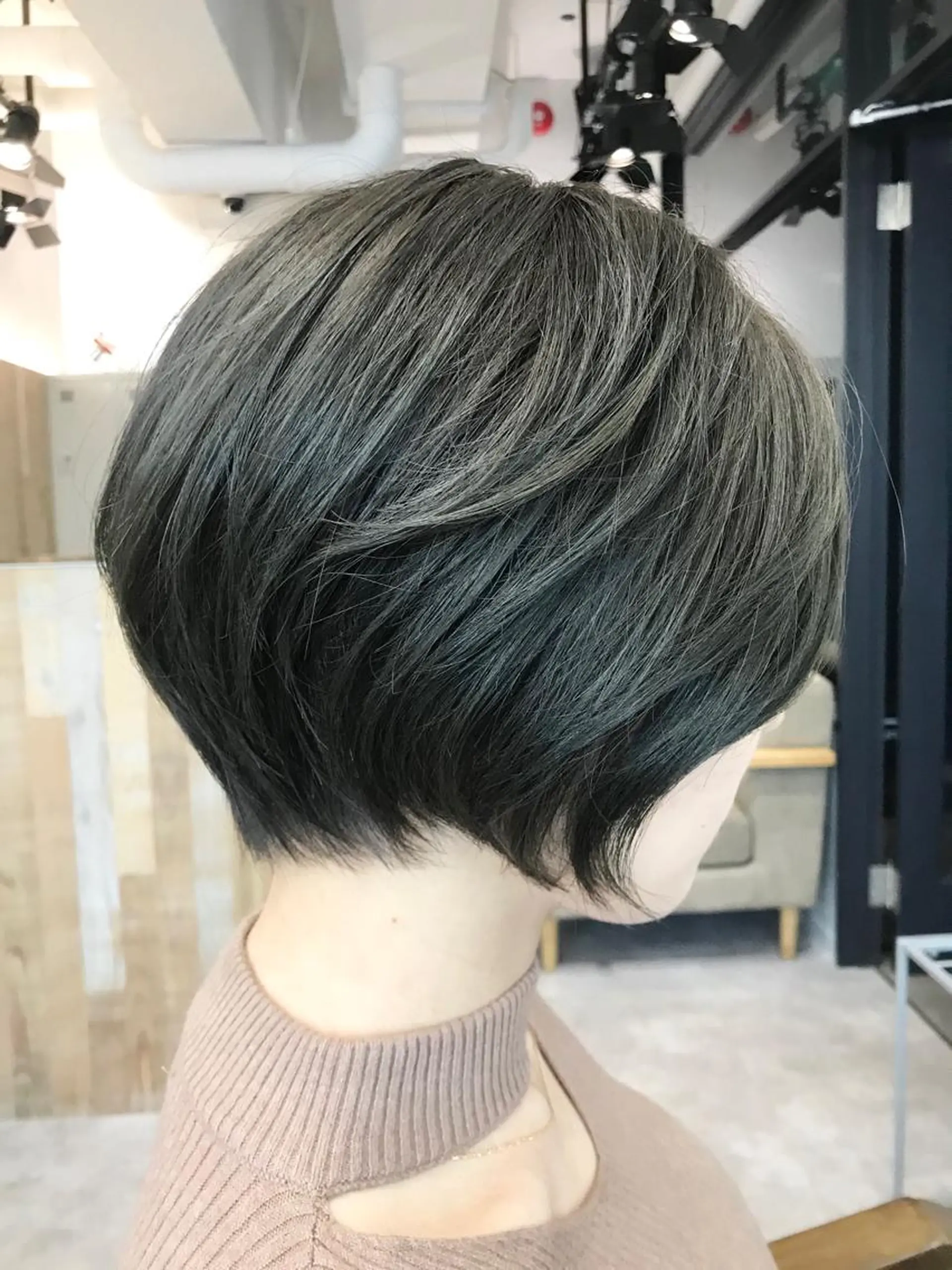ショート カラー グレージュ カーキグレージュ カット ヘアカラー 色気レイヤー& ショートはお任せ🌟のヘアスタイル