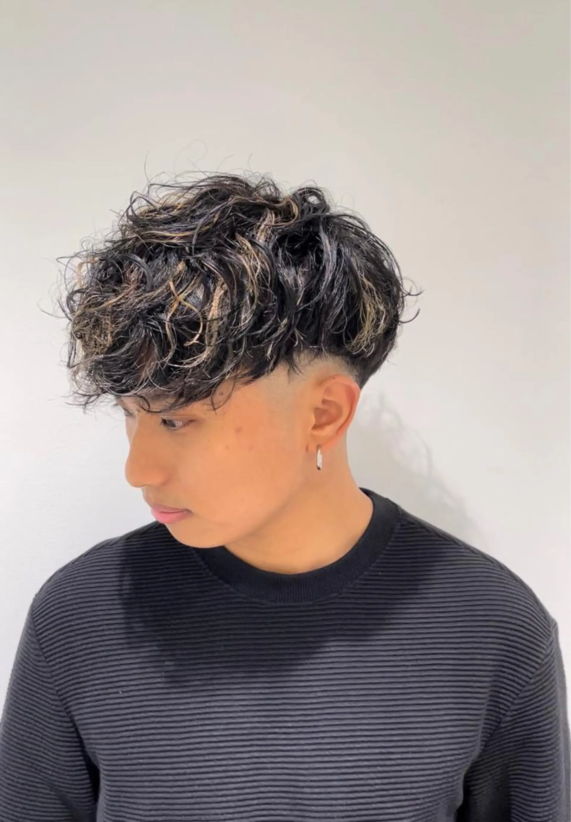 ショート カラー パーマ メンズ メンズハイライト メンズメッシュ スペインカール ハイライトカラー メッシュ カット ヘアカラー パーマ フェザーパーマ職人 🪶ryosukeのヘアスタイル