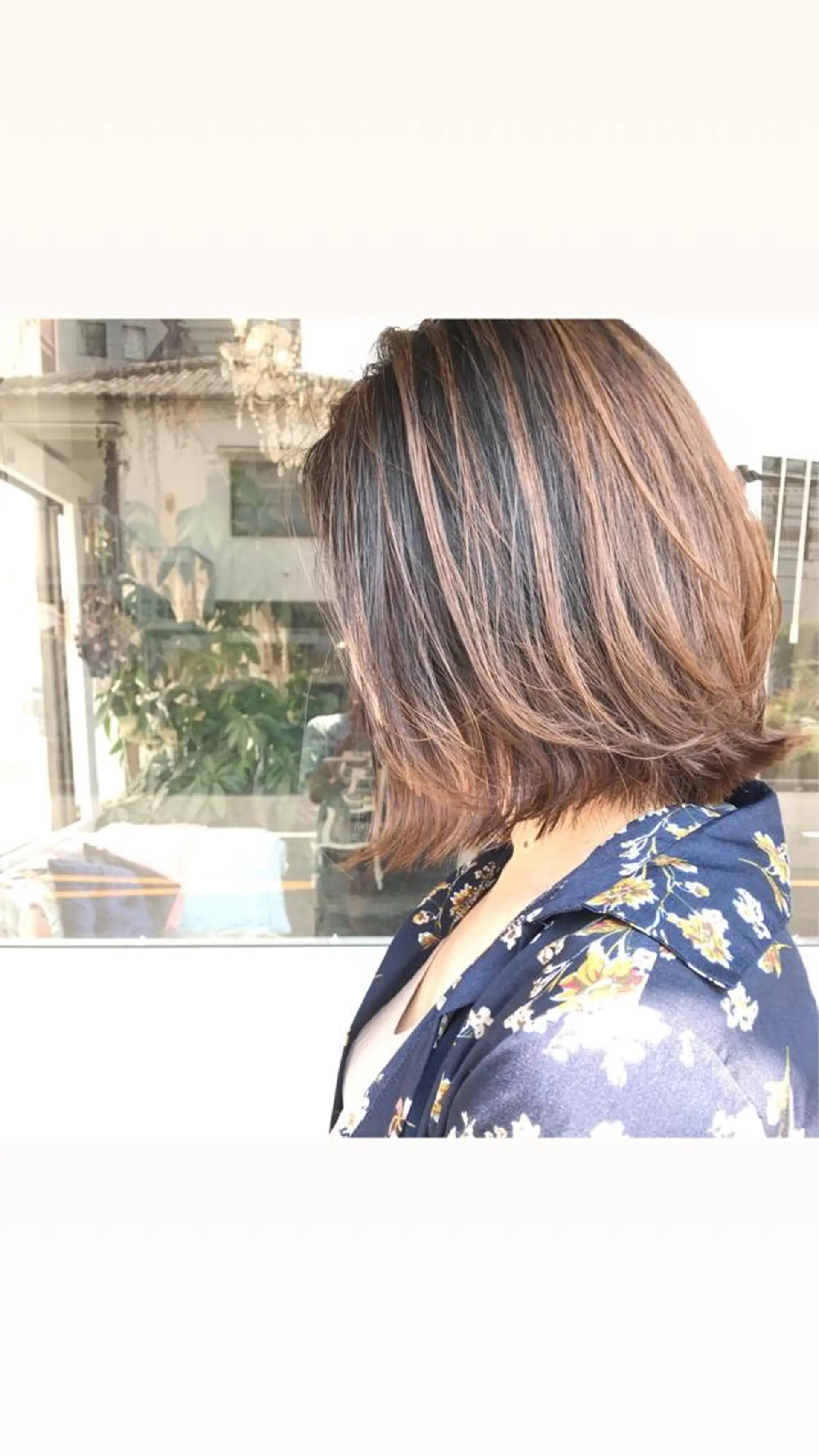 ショート カラー ヘアアレンジ お団子ヘア 切りっぱなしボブ バレイヤージュ ブリーチ グラデーションカラー Mariana/ 鶴原-ハイライトのヘアスタイル