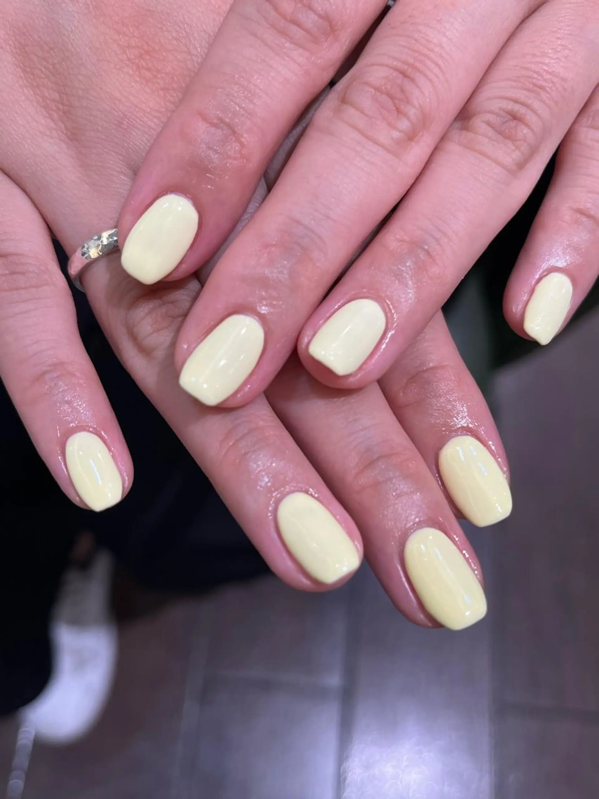 ネイル グラデーション 韓国ネイル ワンカラーネイル ホワイト 黄色 ハンドネイル ハンドケア カットパーマ 🌀あさみのヘアスタイル