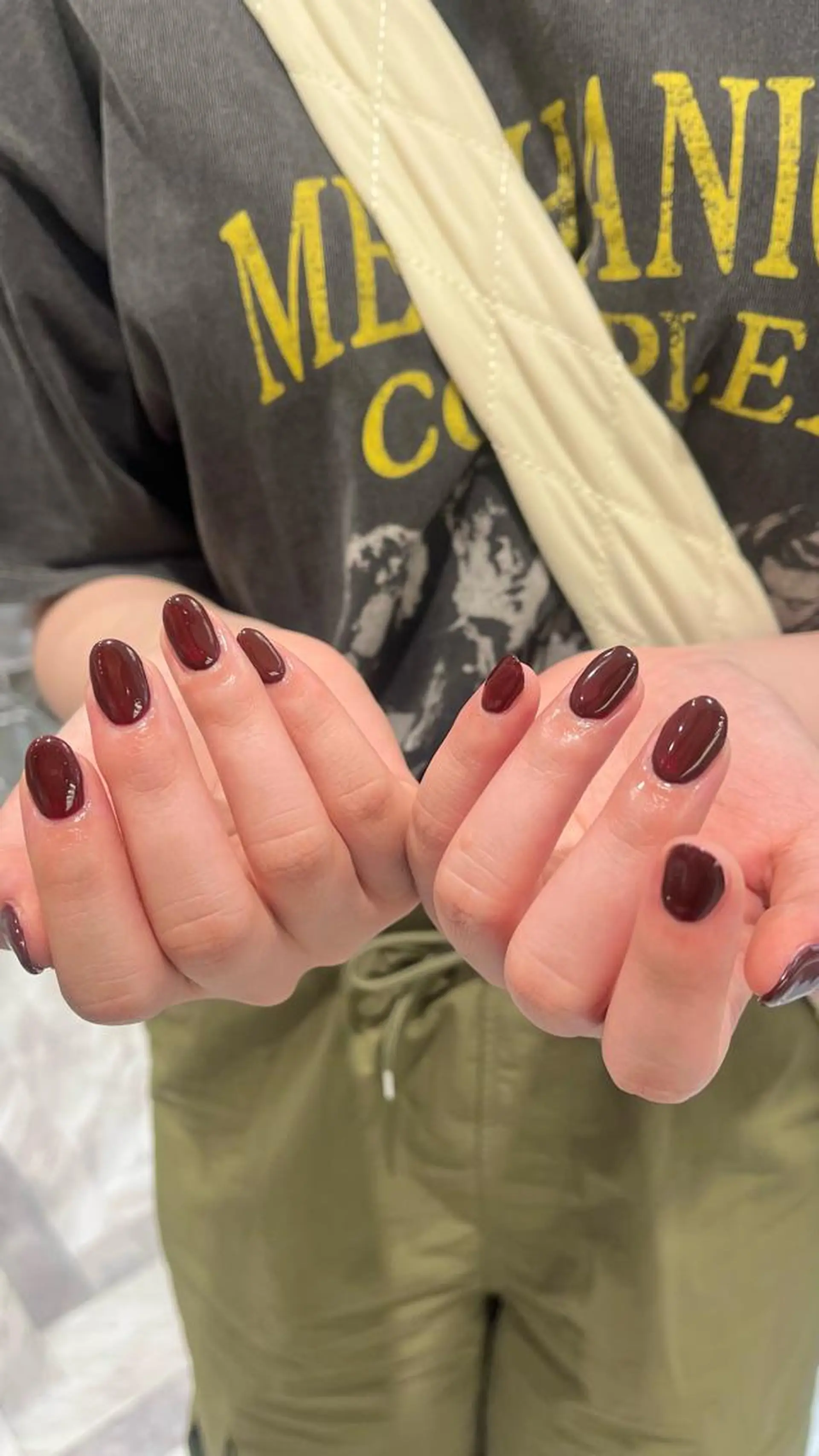 カラー ネイル マツエク・マツパ ボルドーカラー ボルドー ジェルネイル ワンカラーネイル パラジェル mai🤍縮毛酸性ス トレート/アイリストのヘアスタイル